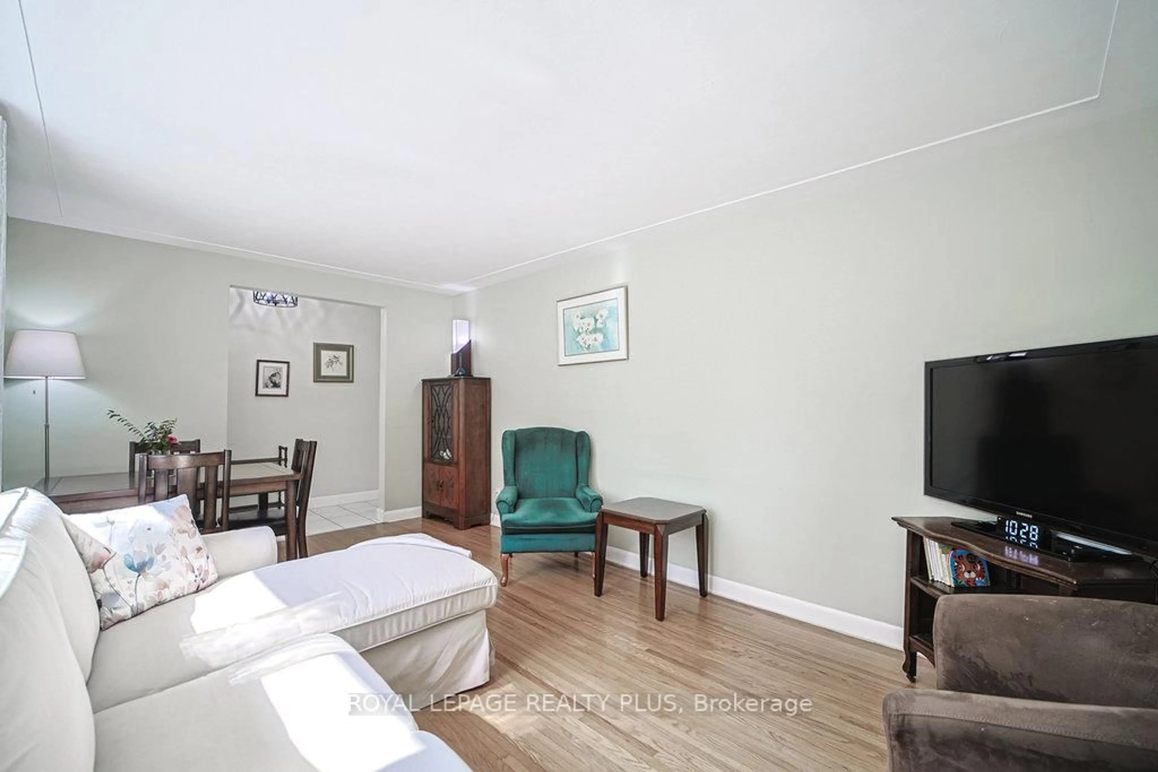 Living room with furniture, wood/laminate floor for 316 Upper Paradise Rd, Hamilton Ontario L9C 5C4