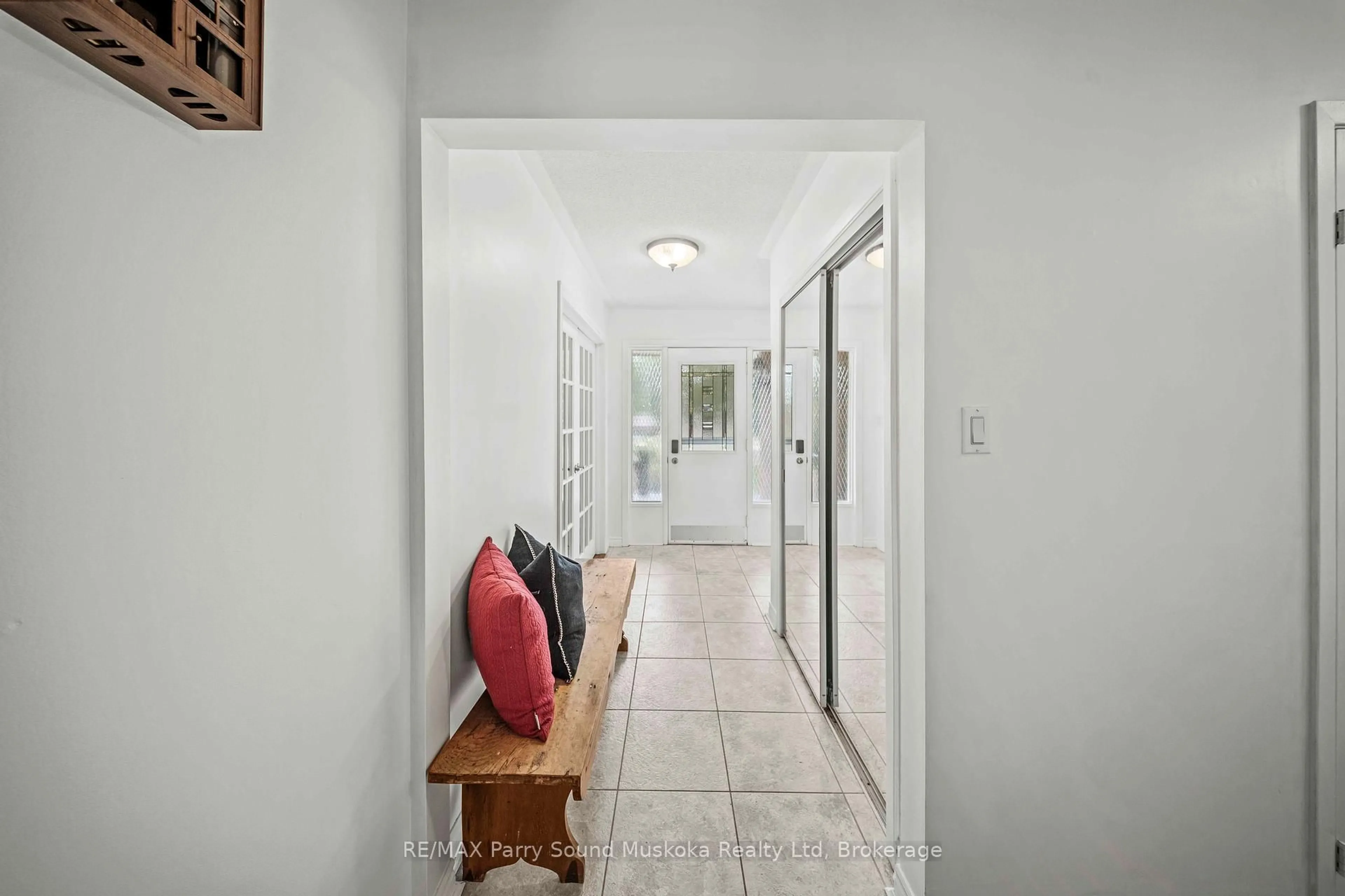 Indoor entryway for 113 North Rd, McDougall Ontario P2A 2W9