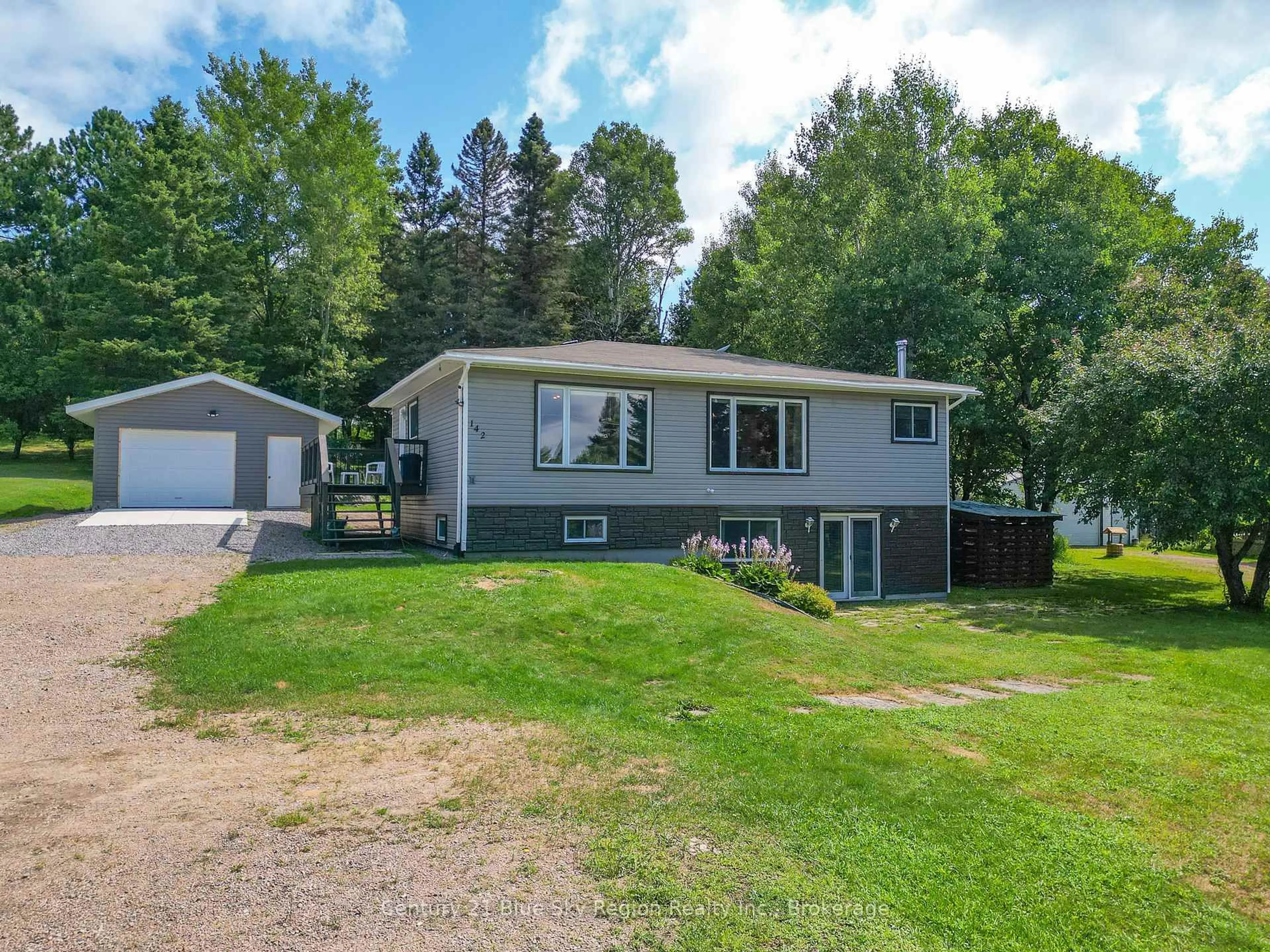 A pic from outside/outdoor area/front of a property/back of a property/a pic from drone, unknown for 142 Gagnon St, Bonfield Ontario P0H 1E0