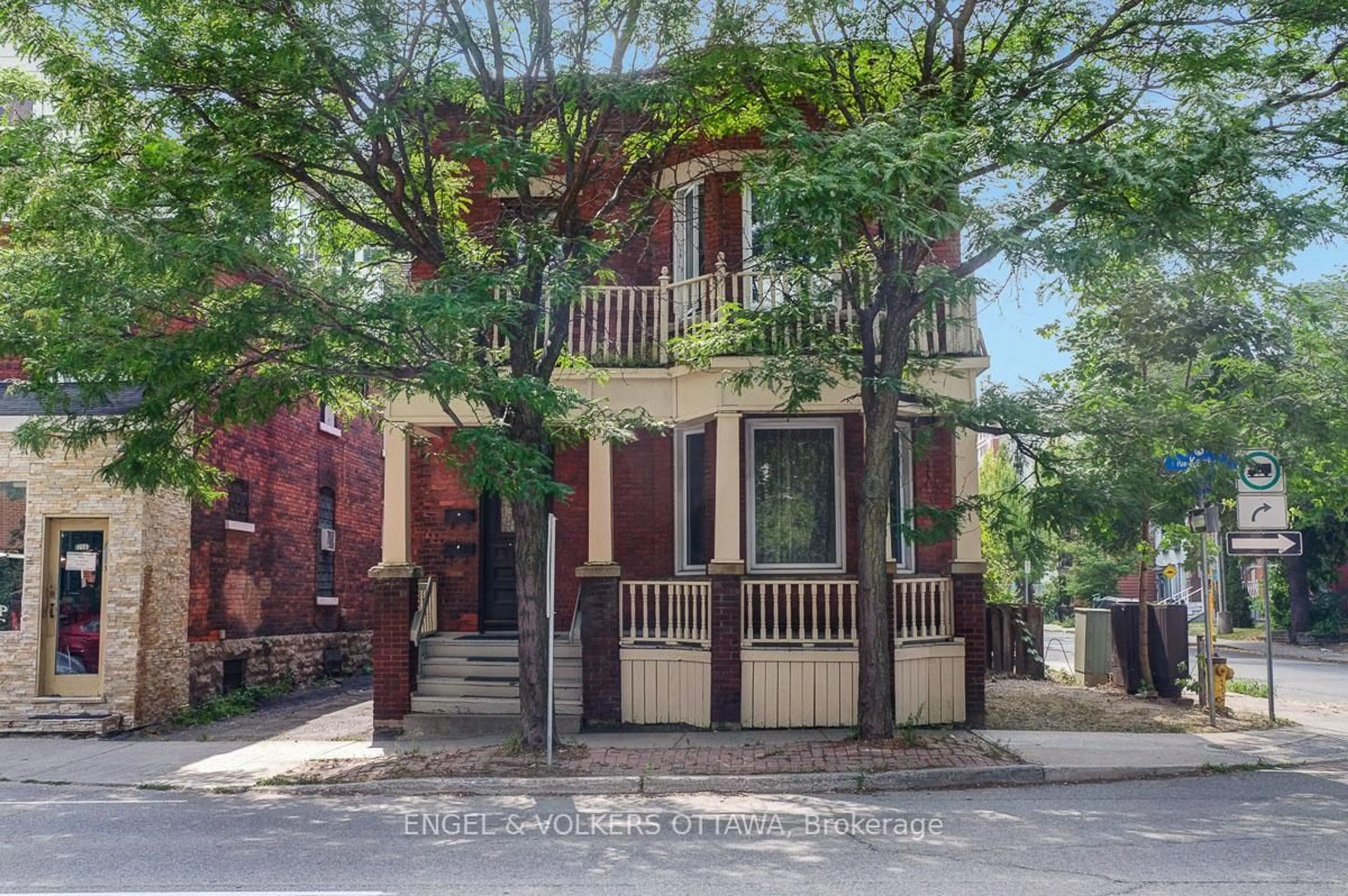 Unknown for 256 Kent St, Ottawa Ontario K2P 2A2