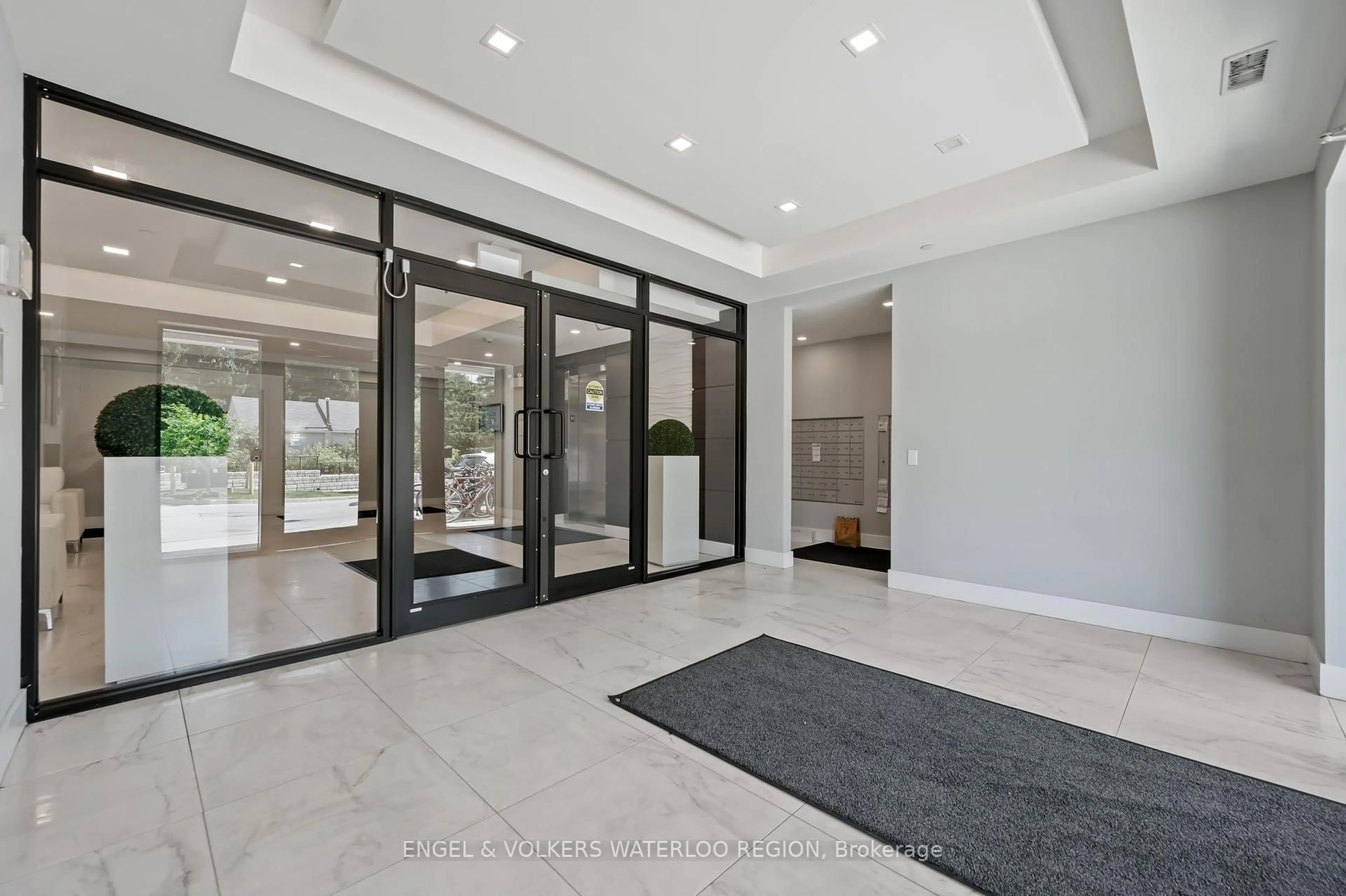 Indoor foyer for 1280 Gordon St #103, Guelph Ontario N1L 0N6