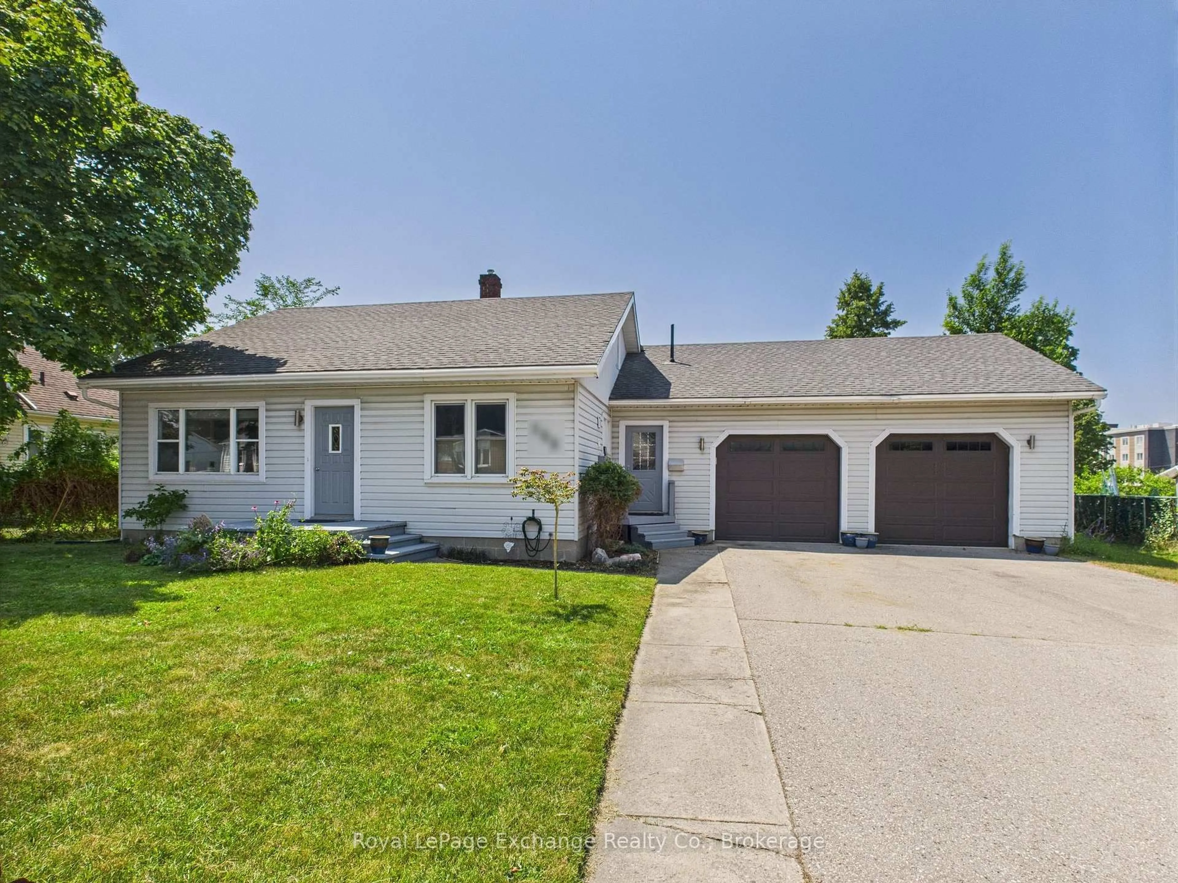 Home with vinyl exterior material, street for 152 Bayfield Rd, Goderich Ontario N7A 3G3
