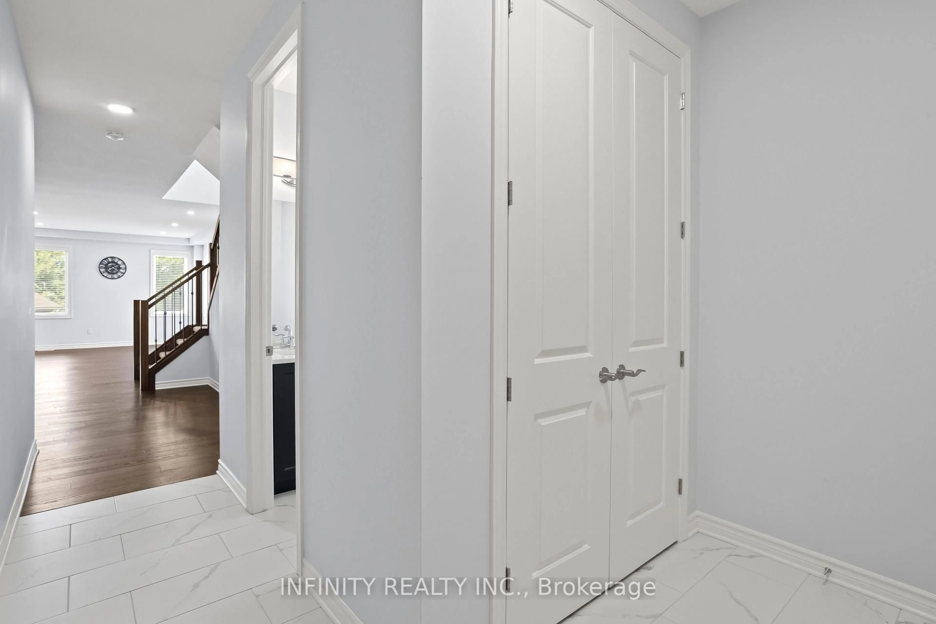 Indoor entryway for 25 Welch Crt, St. Thomas Ontario N5R 0M1
