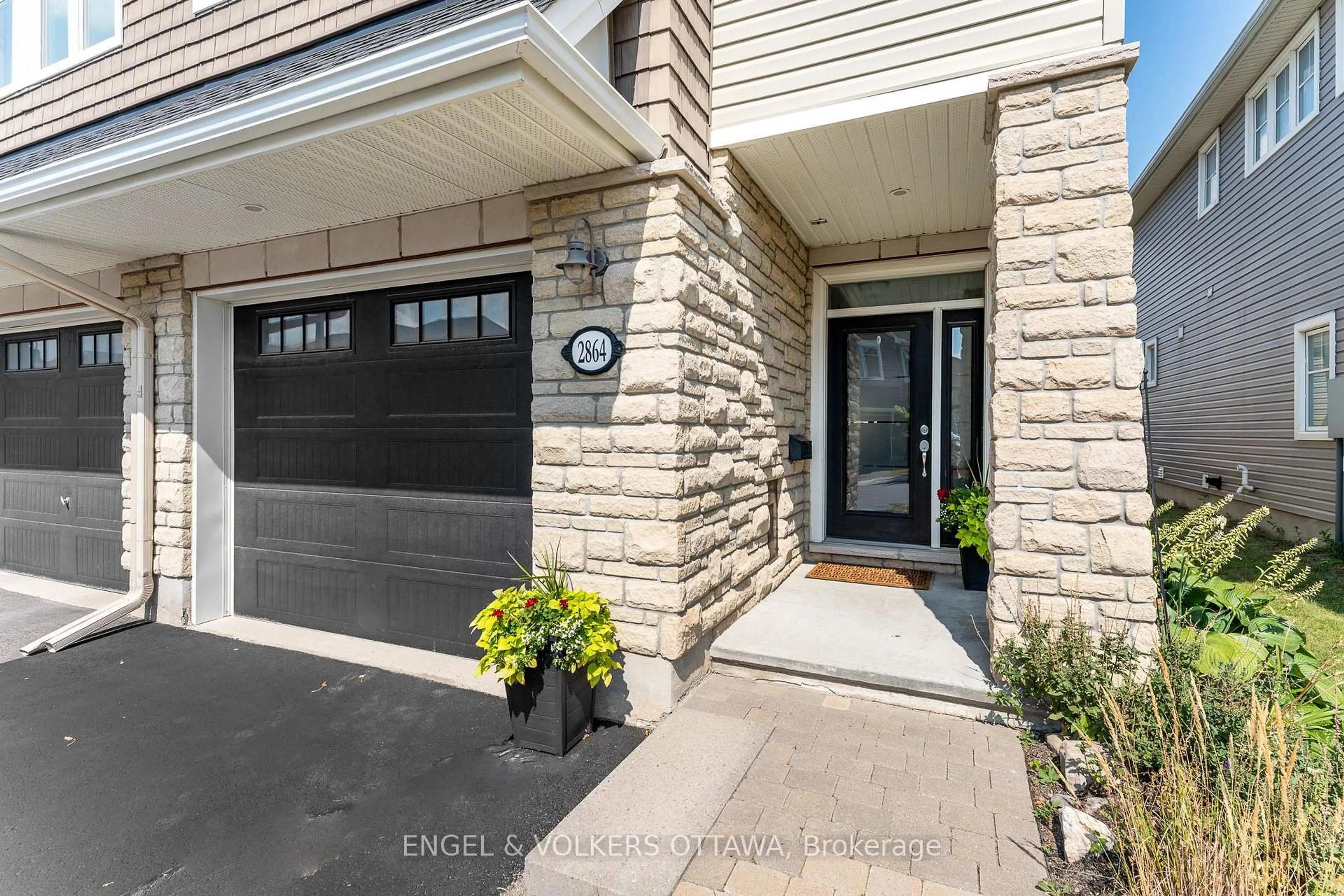 Indoor entryway for 2864 Grand Canal St, Ottawa Ontario K2J 0T3