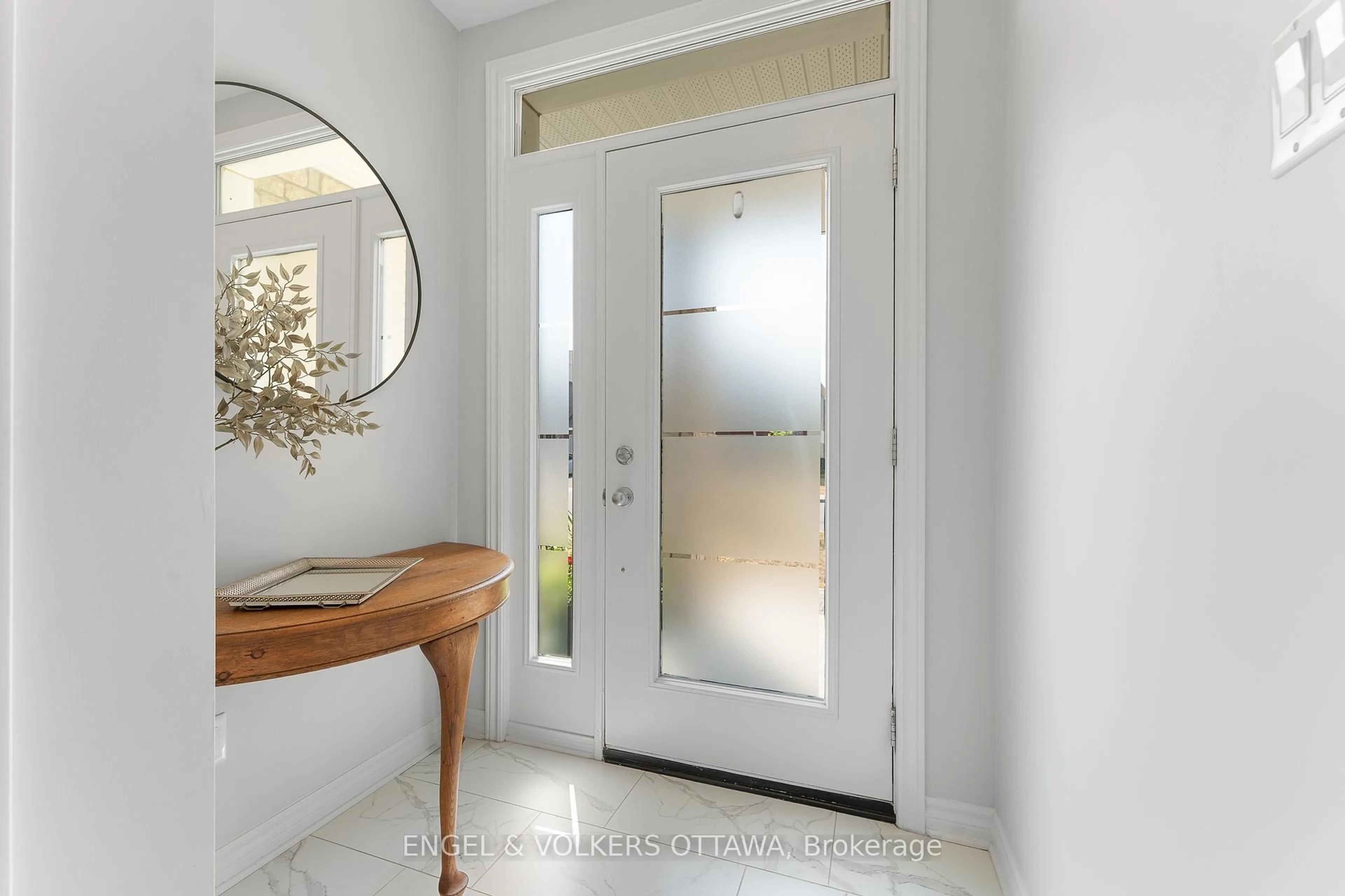Indoor entryway for 2864 Grand Canal St, Ottawa Ontario K2J 0T3