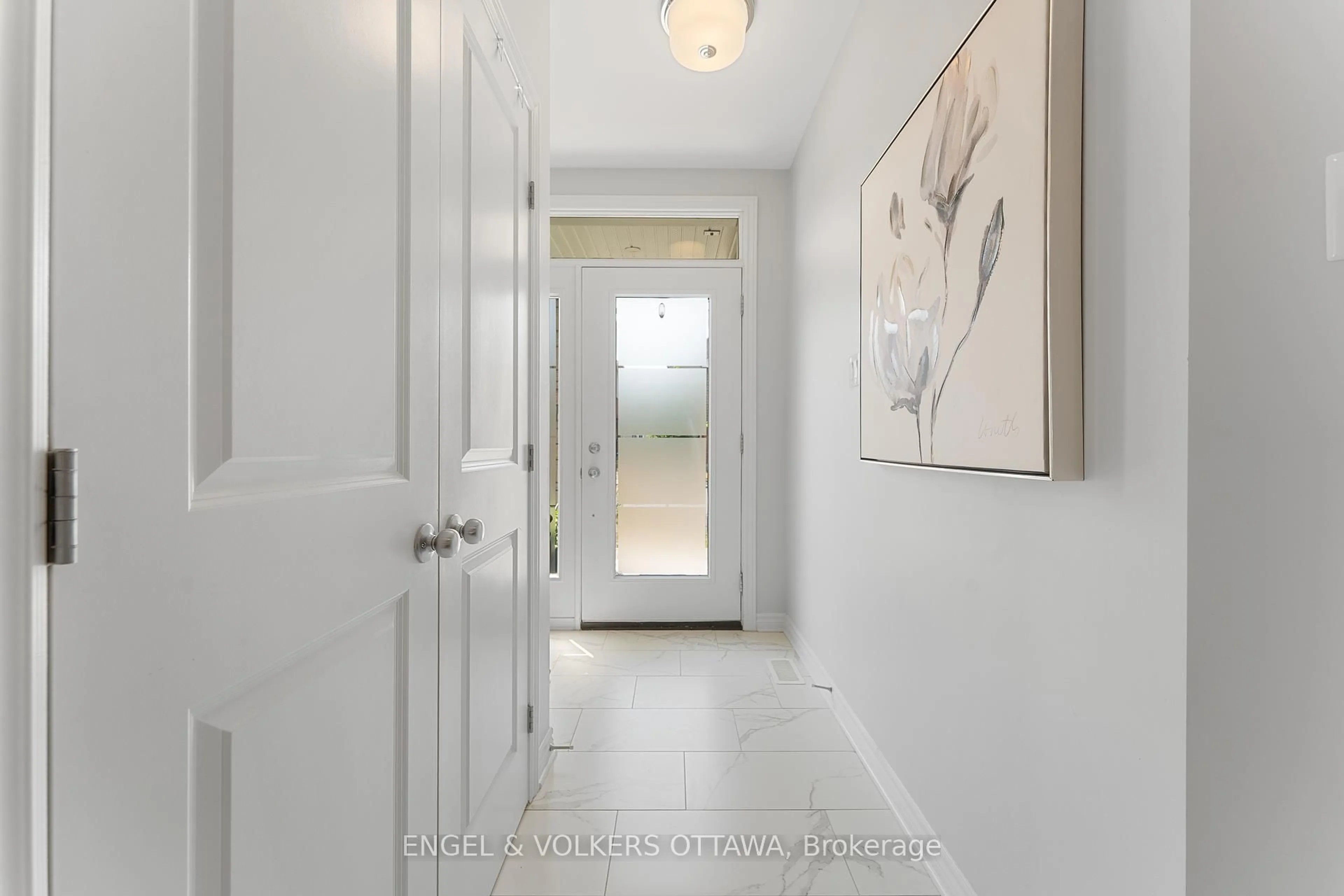 Indoor entryway for 2864 Grand Canal St, Ottawa Ontario K2J 0T3