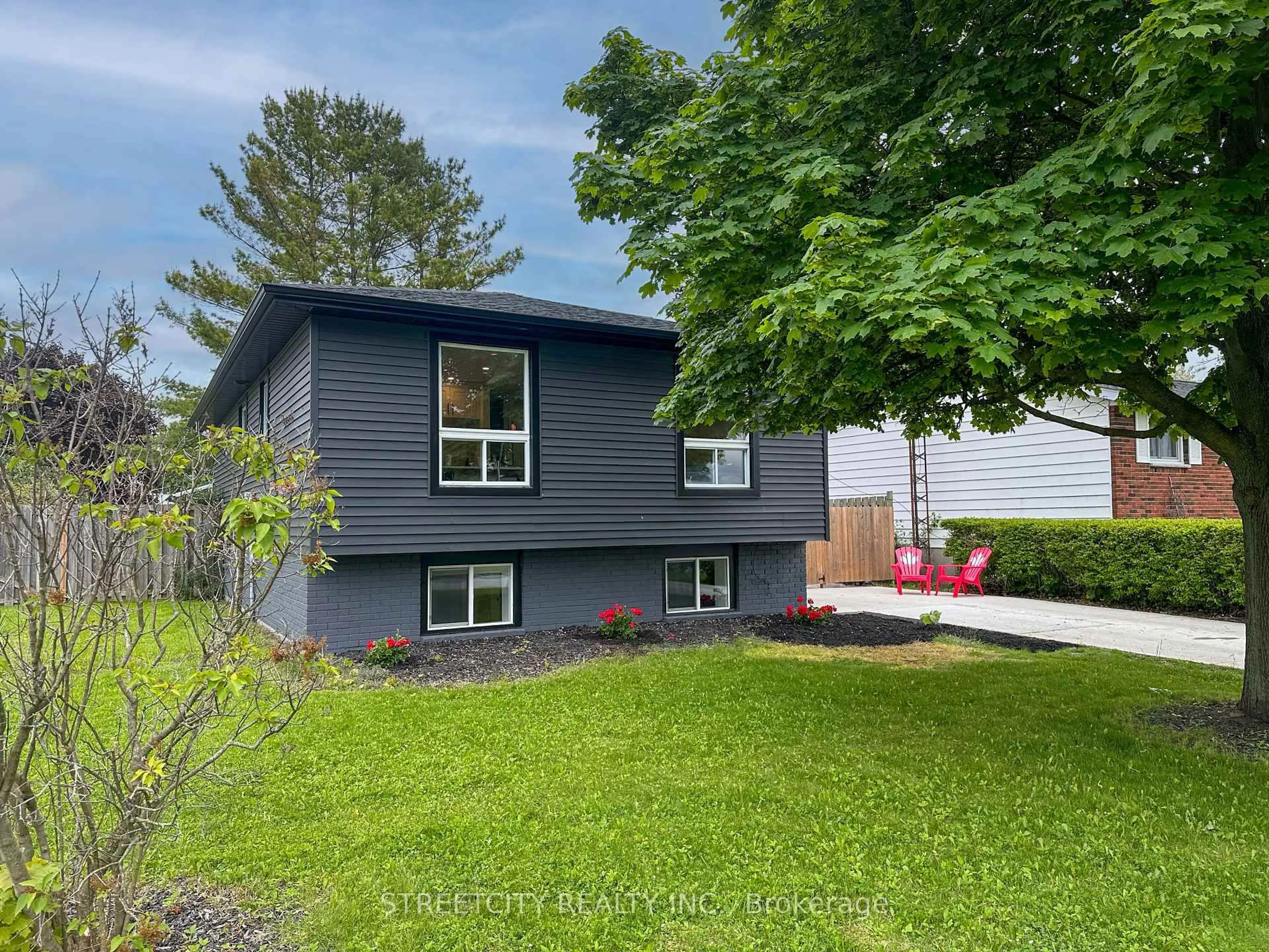 Home with vinyl exterior material, street for 1578 Councillors St, St. Clair Ontario N0N 1H0