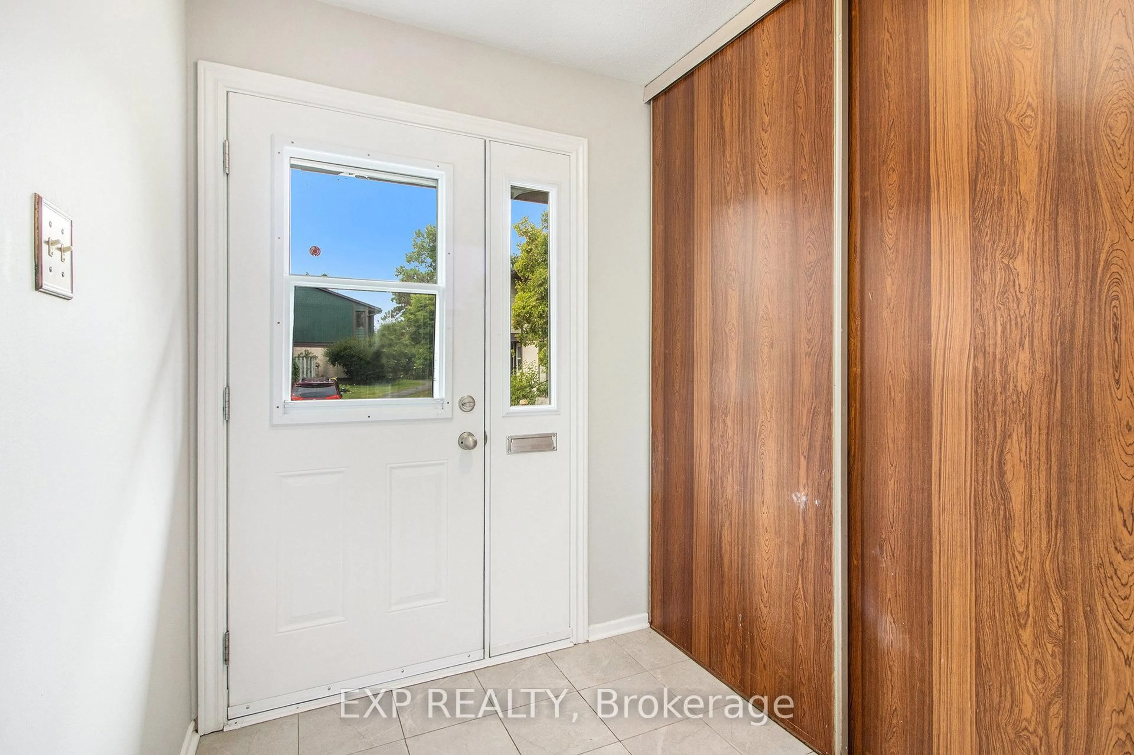 Indoor entryway for 1687 Meadowbrook Rd, Ottawa Ontario K1B 4W6