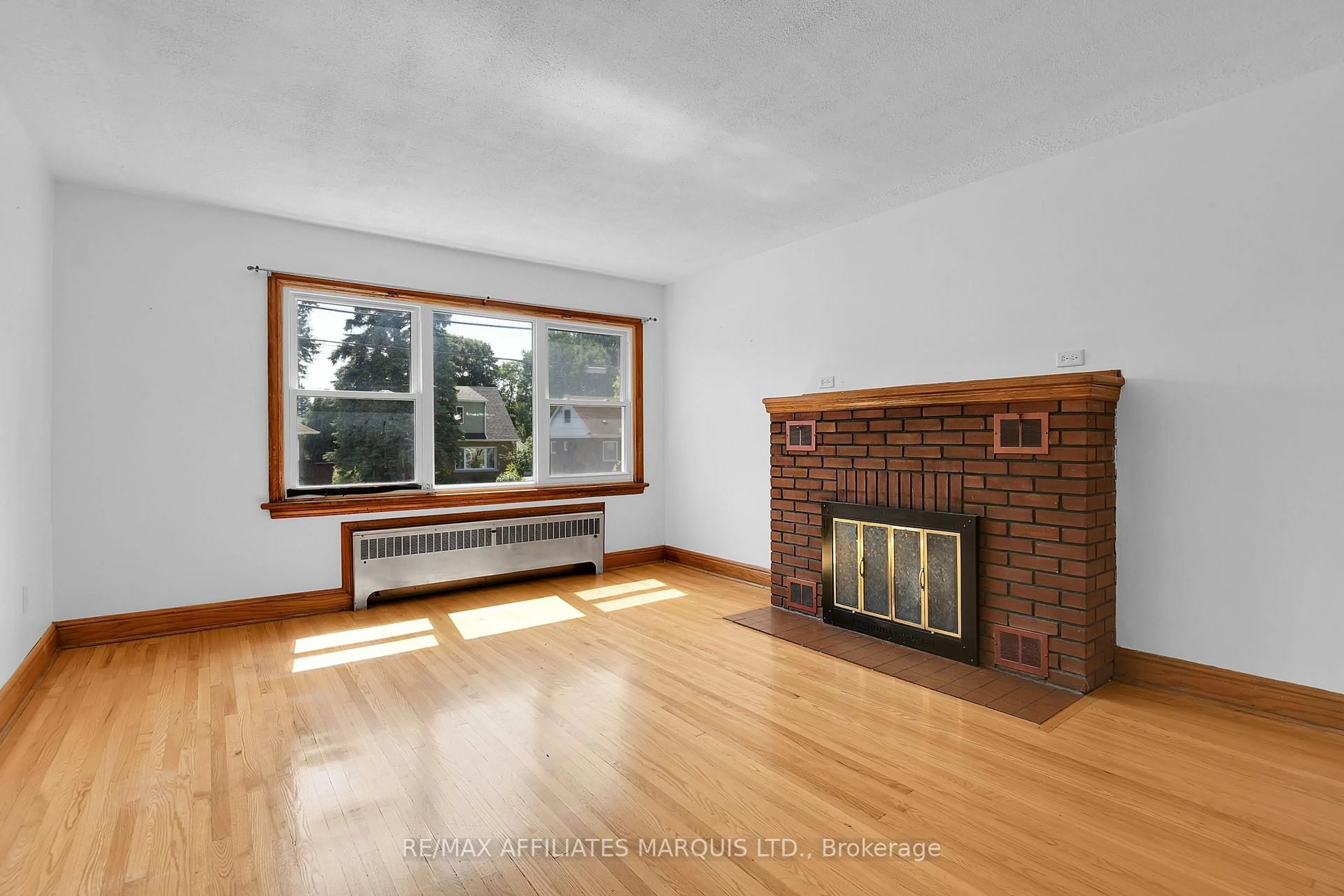 Living room with furniture, wood/laminate floor for 547 Fifth St, Cornwall Ontario K6H 2M6