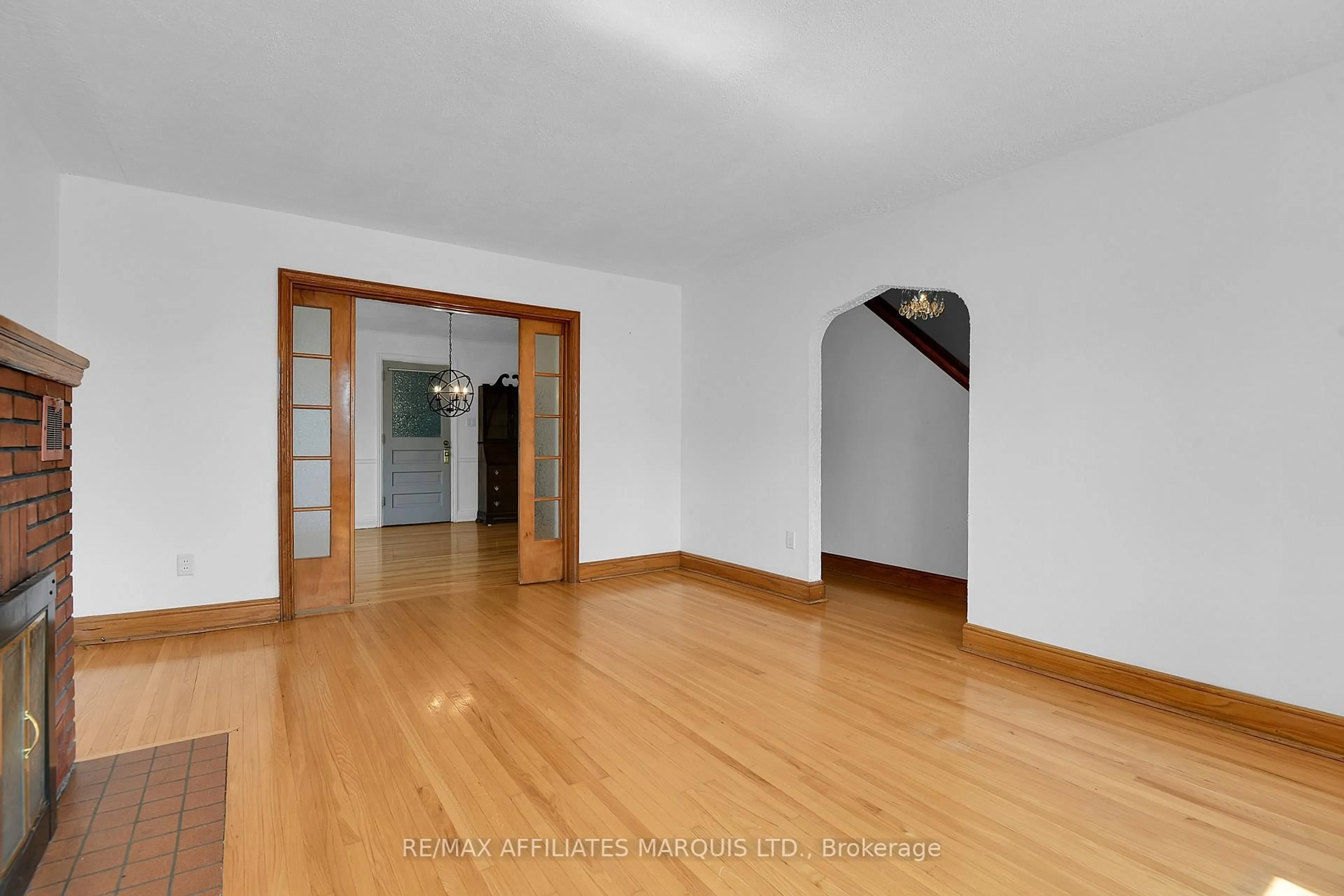 Indoor foyer for 547 Fifth St, Cornwall Ontario K6H 2M6