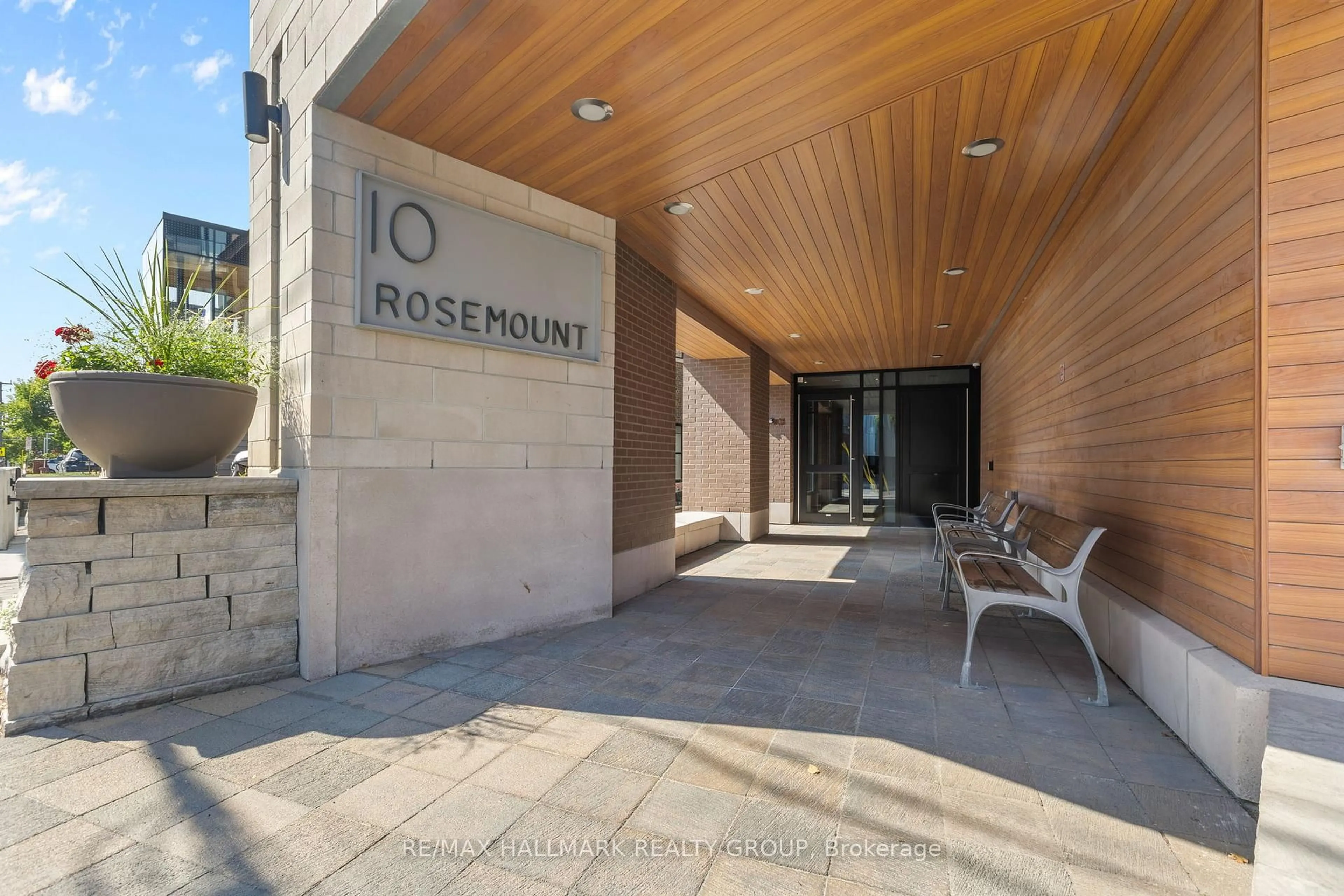 Indoor foyer for 10 Rosemount Ave #311, Ottawa Ontario K1Y 4G9