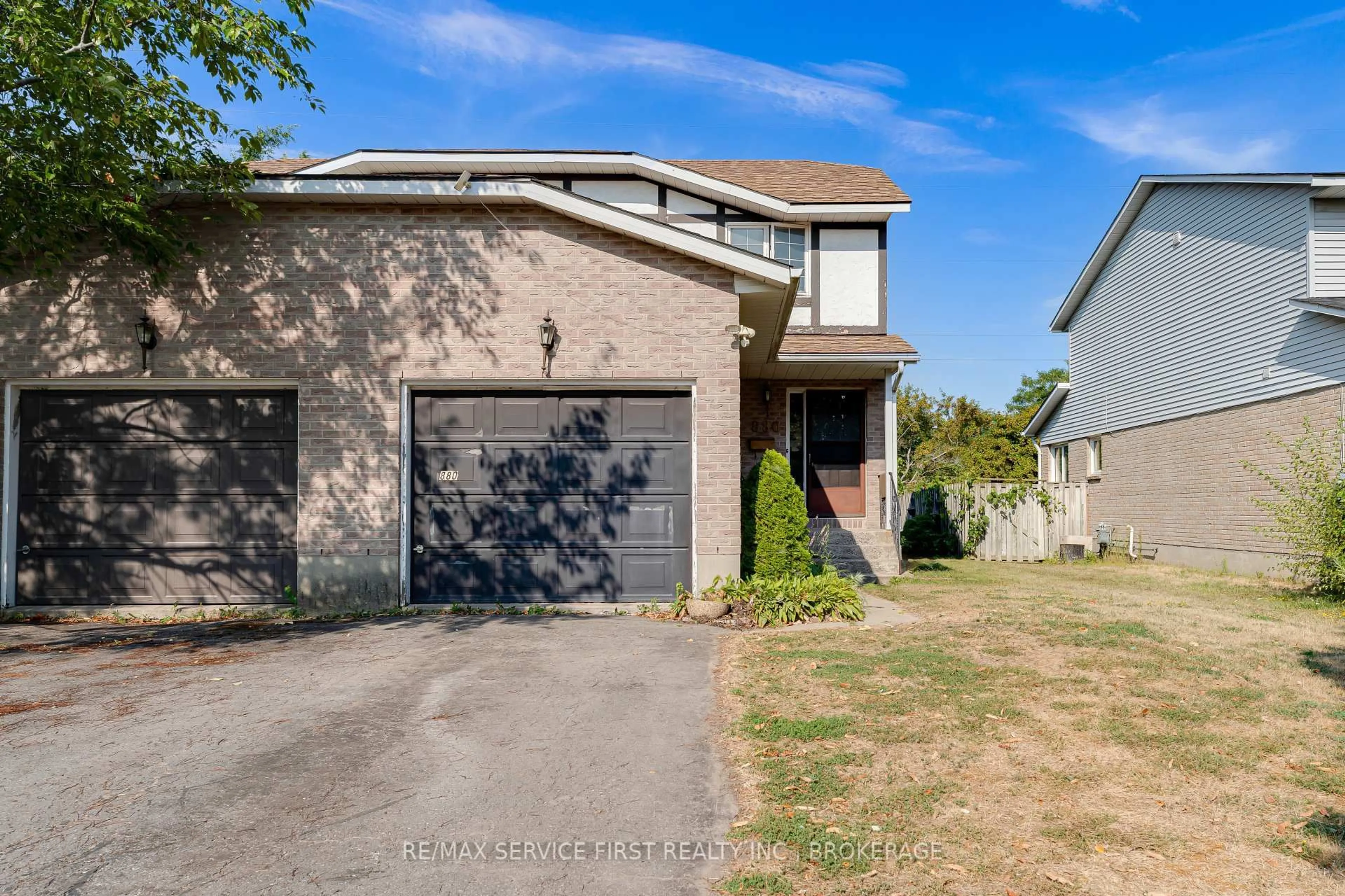 A pic from outside/outdoor area/front of a property/back of a property/a pic from drone, street for 880 Muirfield Cres, Kingston Ontario K7M 8E3