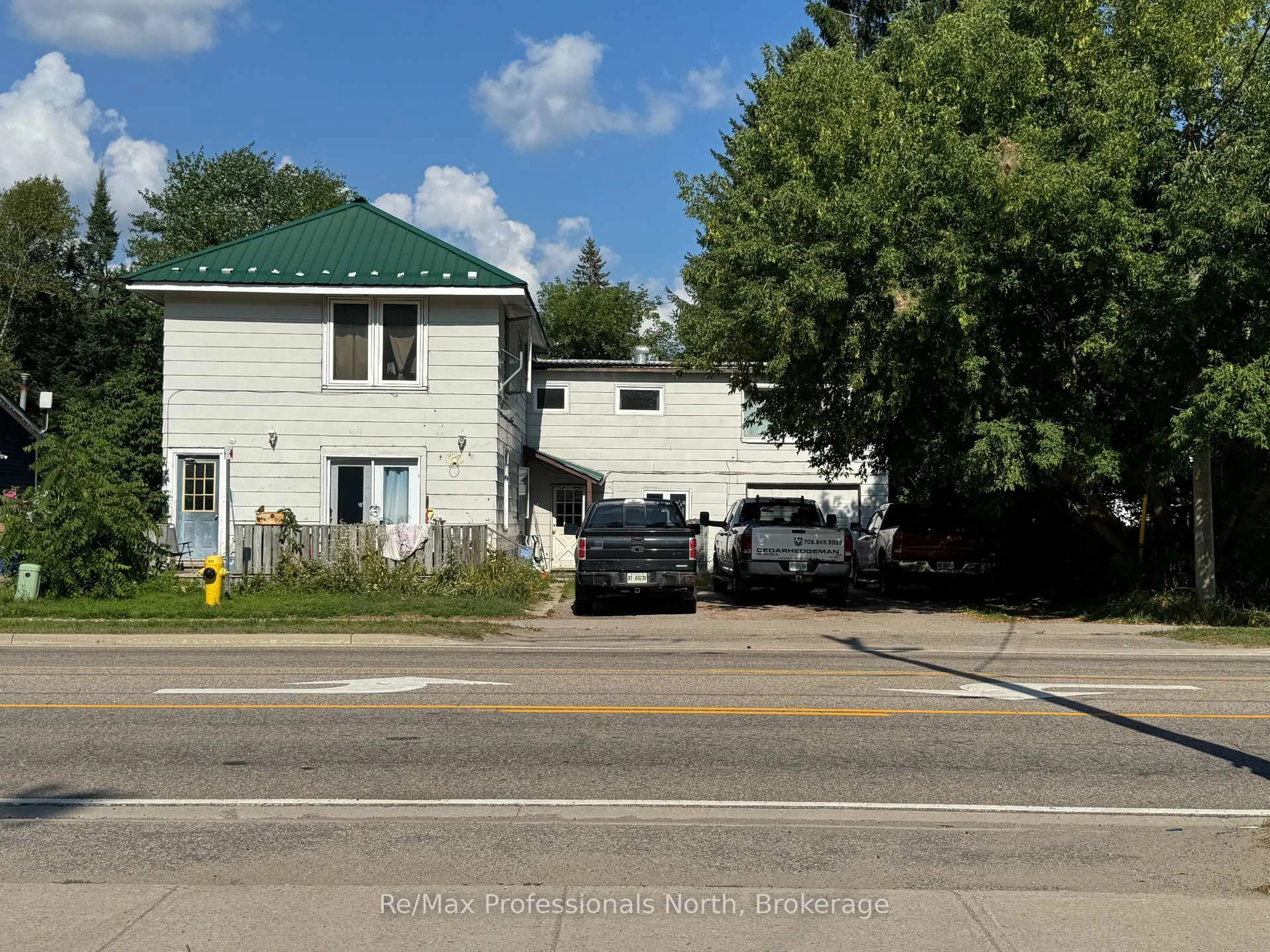A pic from outside/outdoor area/front of a property/back of a property/a pic from drone, street for 43 Wellington St, Bracebridge Ontario P1L 1E8