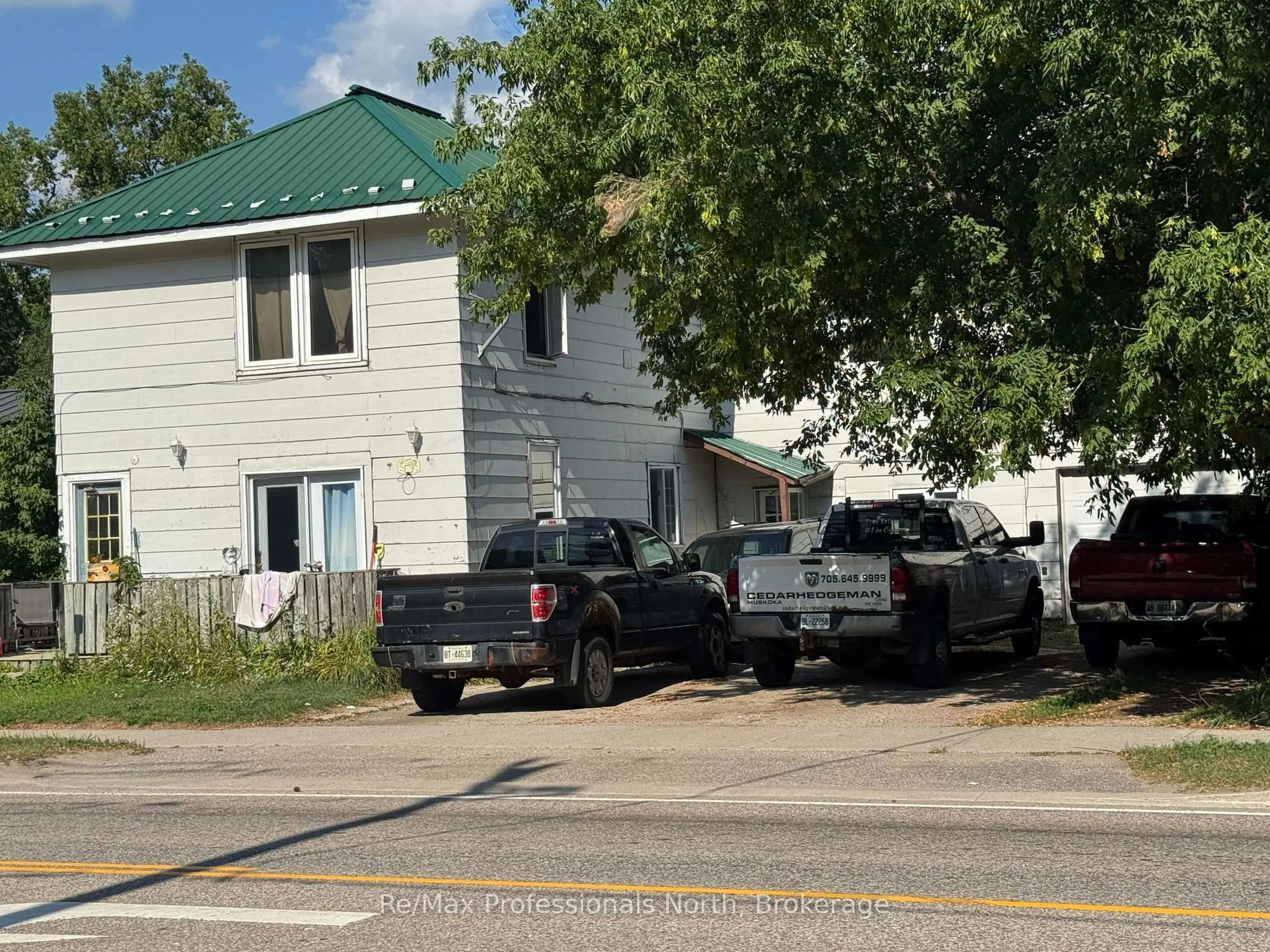 Parking for 43 Wellington St, Bracebridge Ontario P1L 1E8