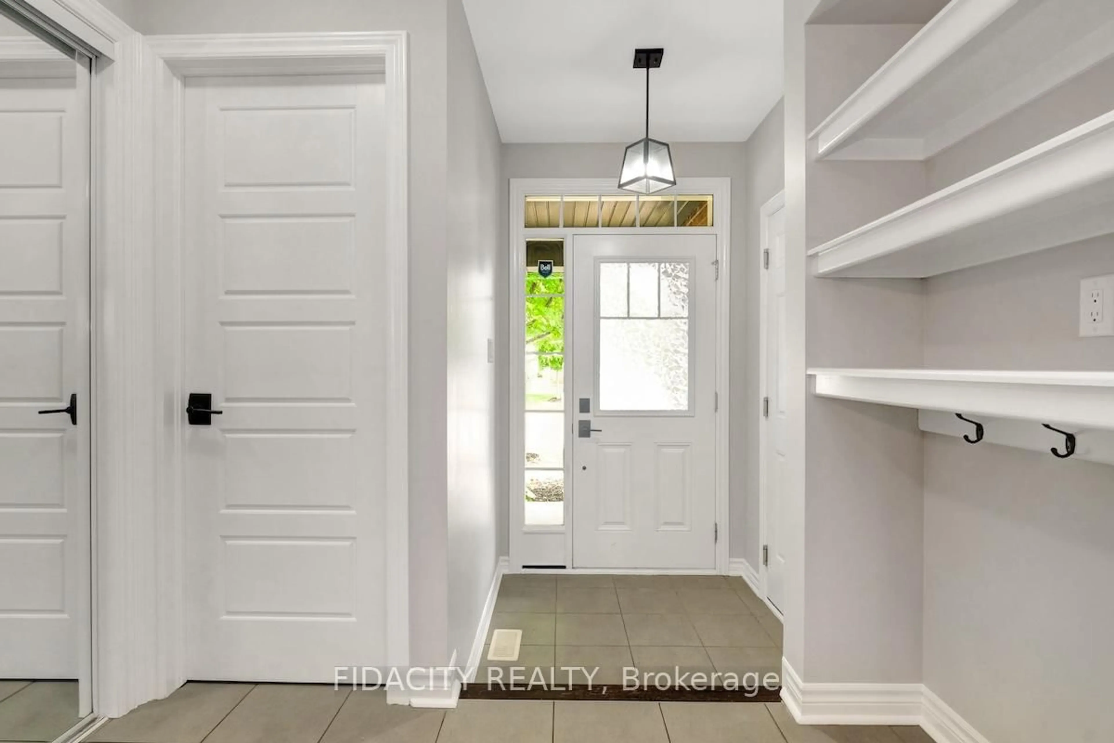 Indoor entryway for 525 Foxlight Circ, Ottawa Ontario K2M 0L9