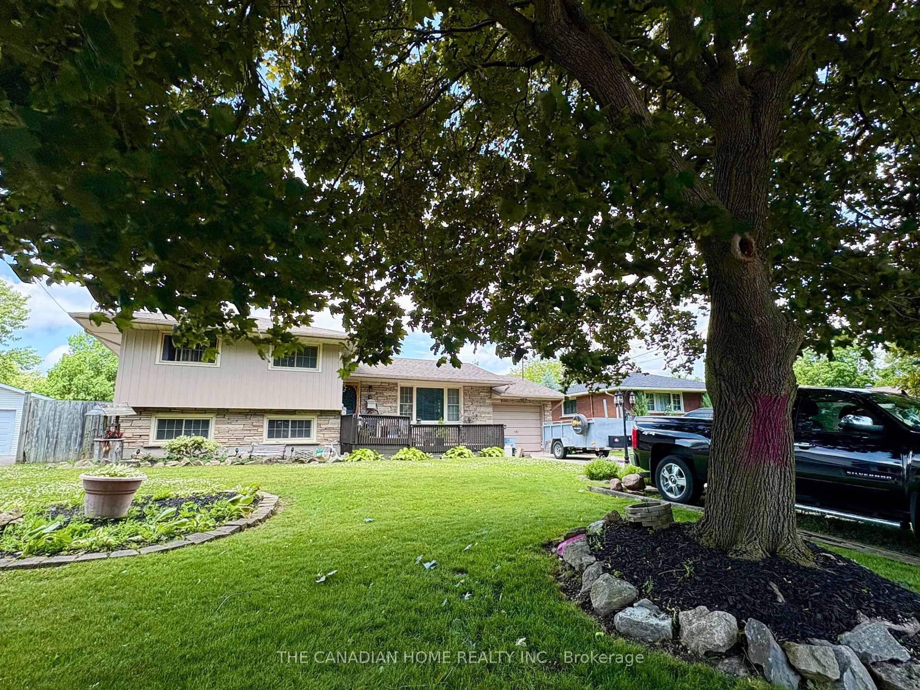 A pic from outside/outdoor area/front of a property/back of a property/a pic from drone, street for 37 Viking Dr, St. Catharines Ontario L2M 2V4