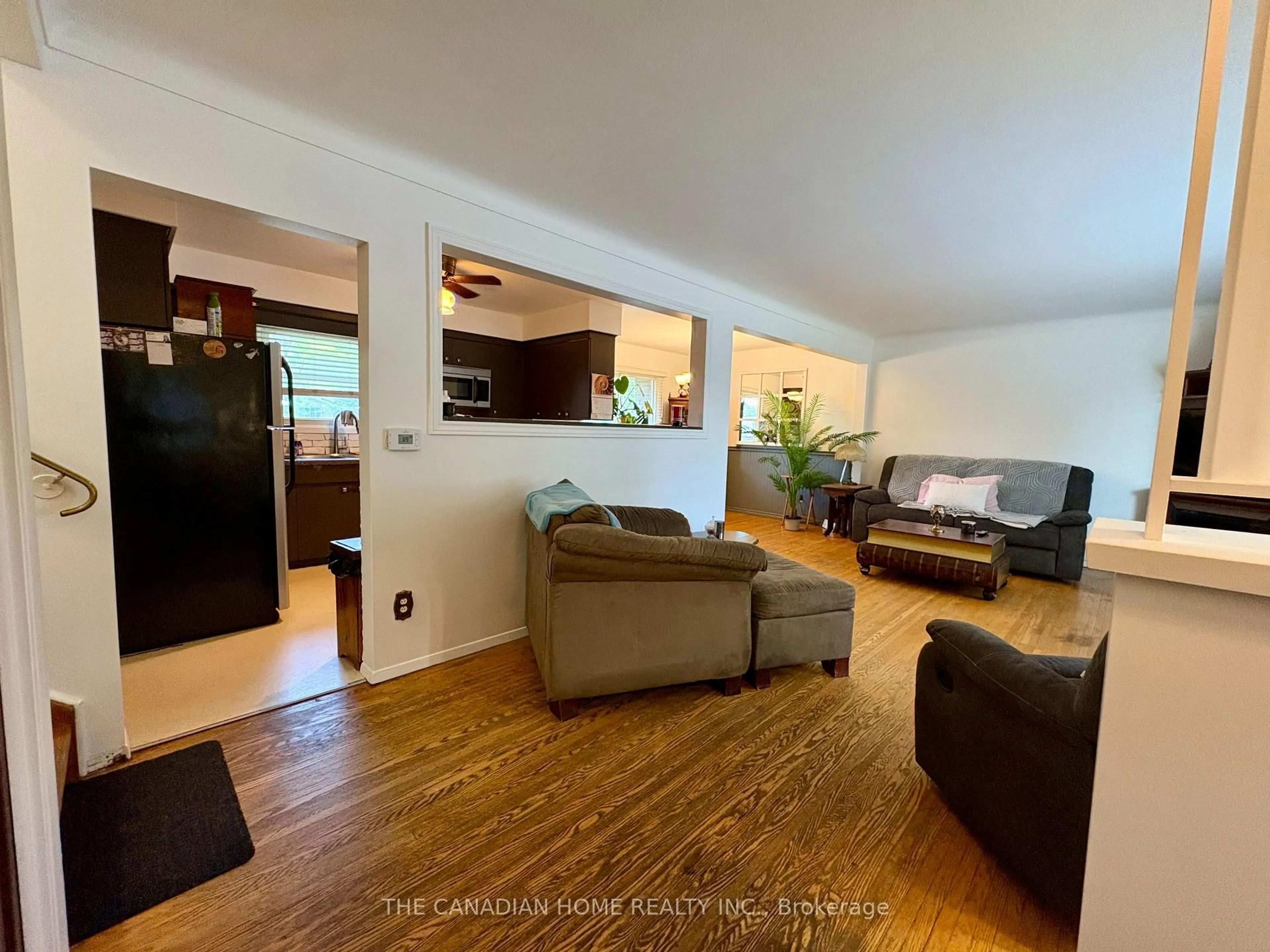 Living room with furniture, wood/laminate floor for 37 Viking Dr, St. Catharines Ontario L2M 2V4