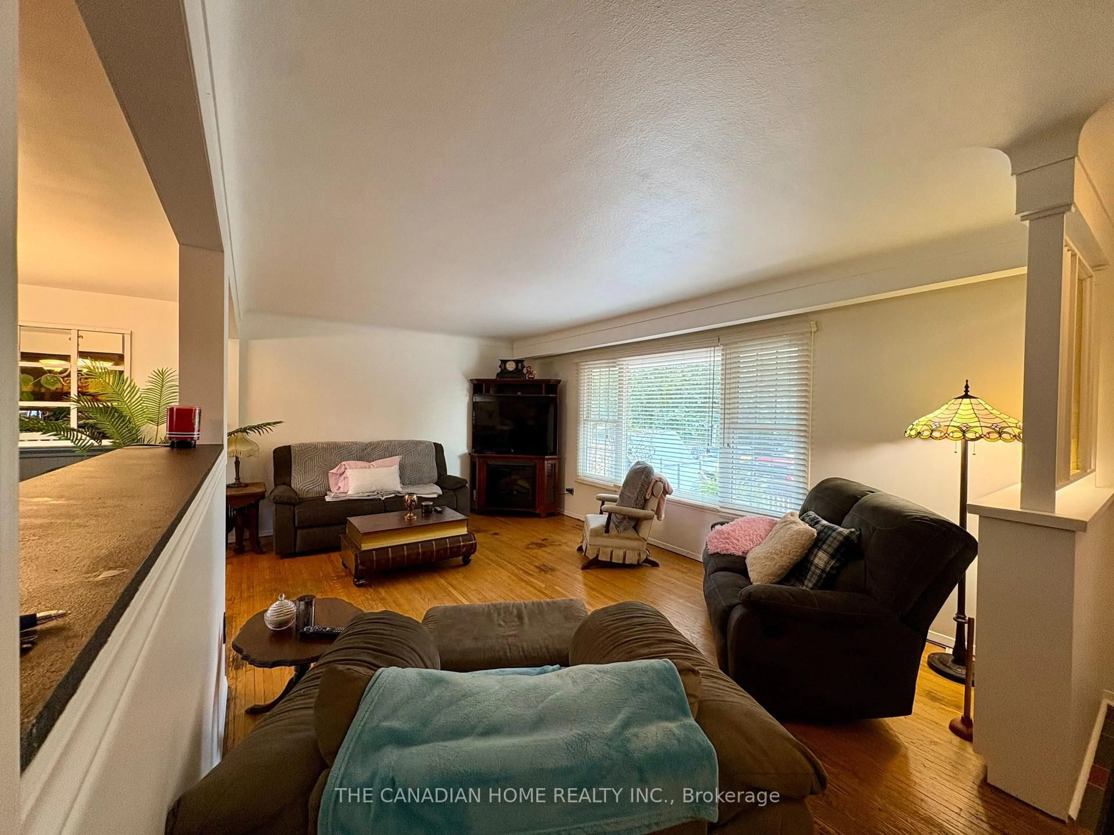 Living room with furniture, unknown for 37 Viking Dr, St. Catharines Ontario L2M 2V4