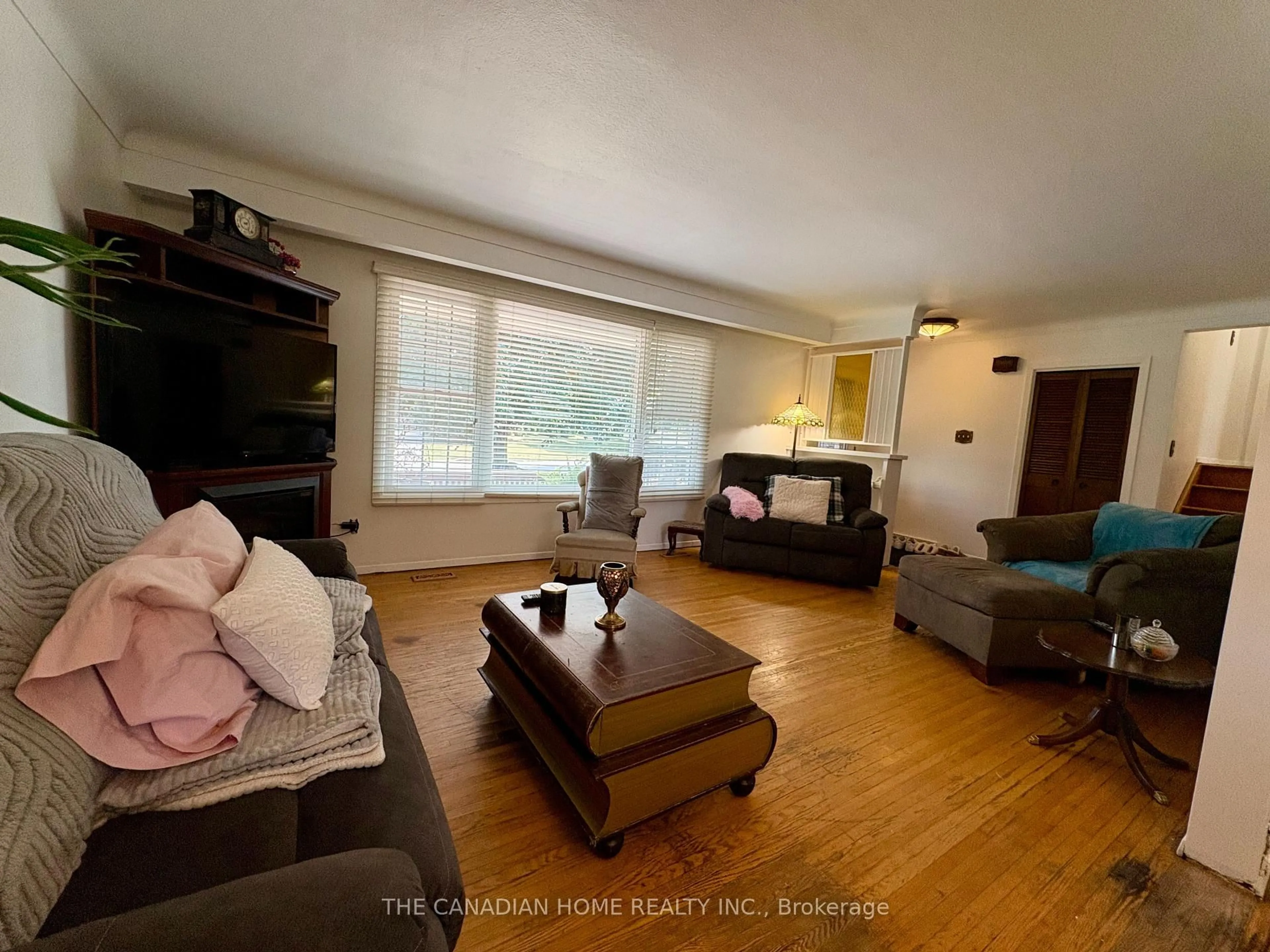 Living room with furniture, wood/laminate floor for 37 Viking Dr, St. Catharines Ontario L2M 2V4