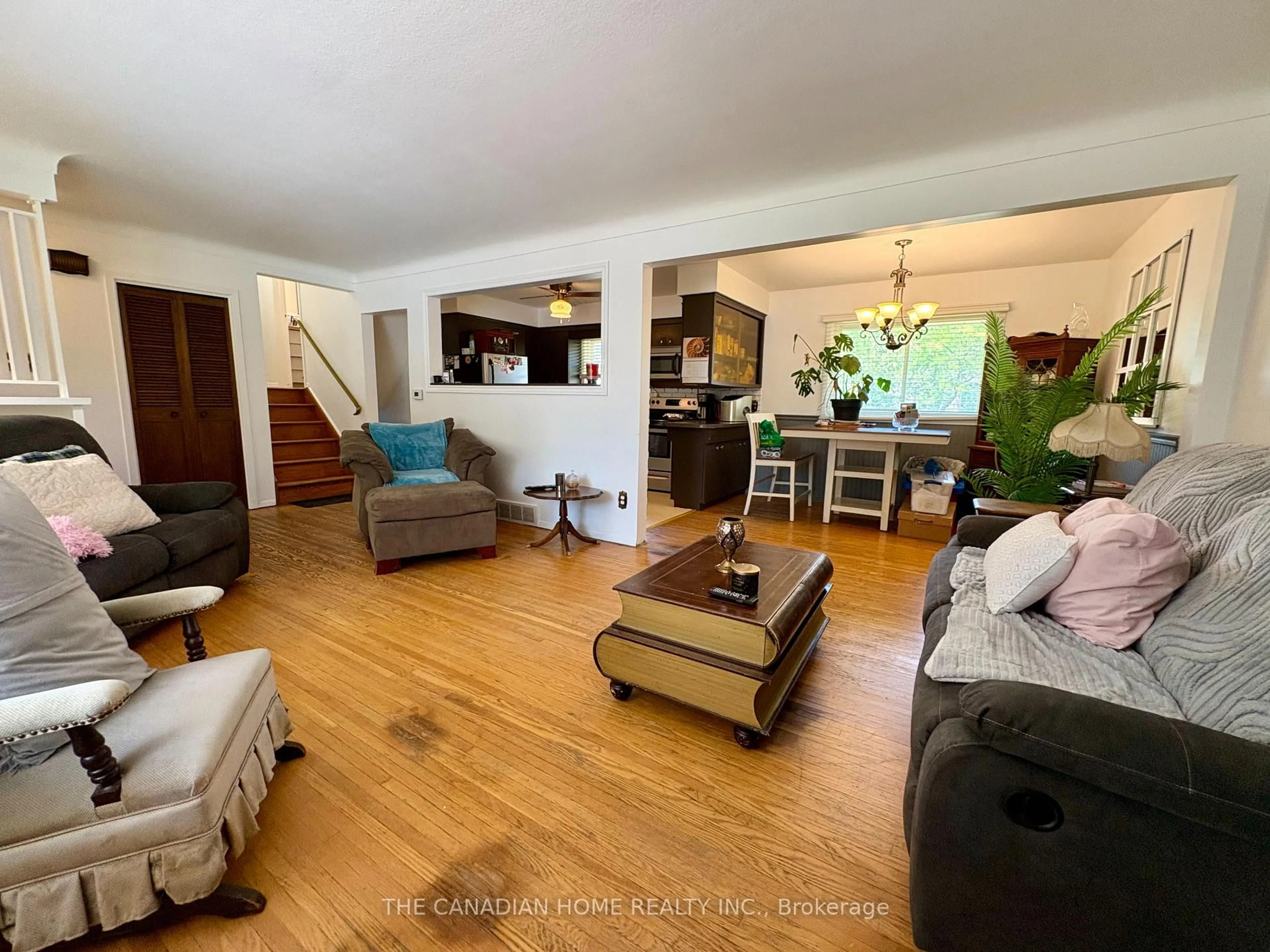 Living room with furniture, unknown for 37 Viking Dr, St. Catharines Ontario L2M 2V4