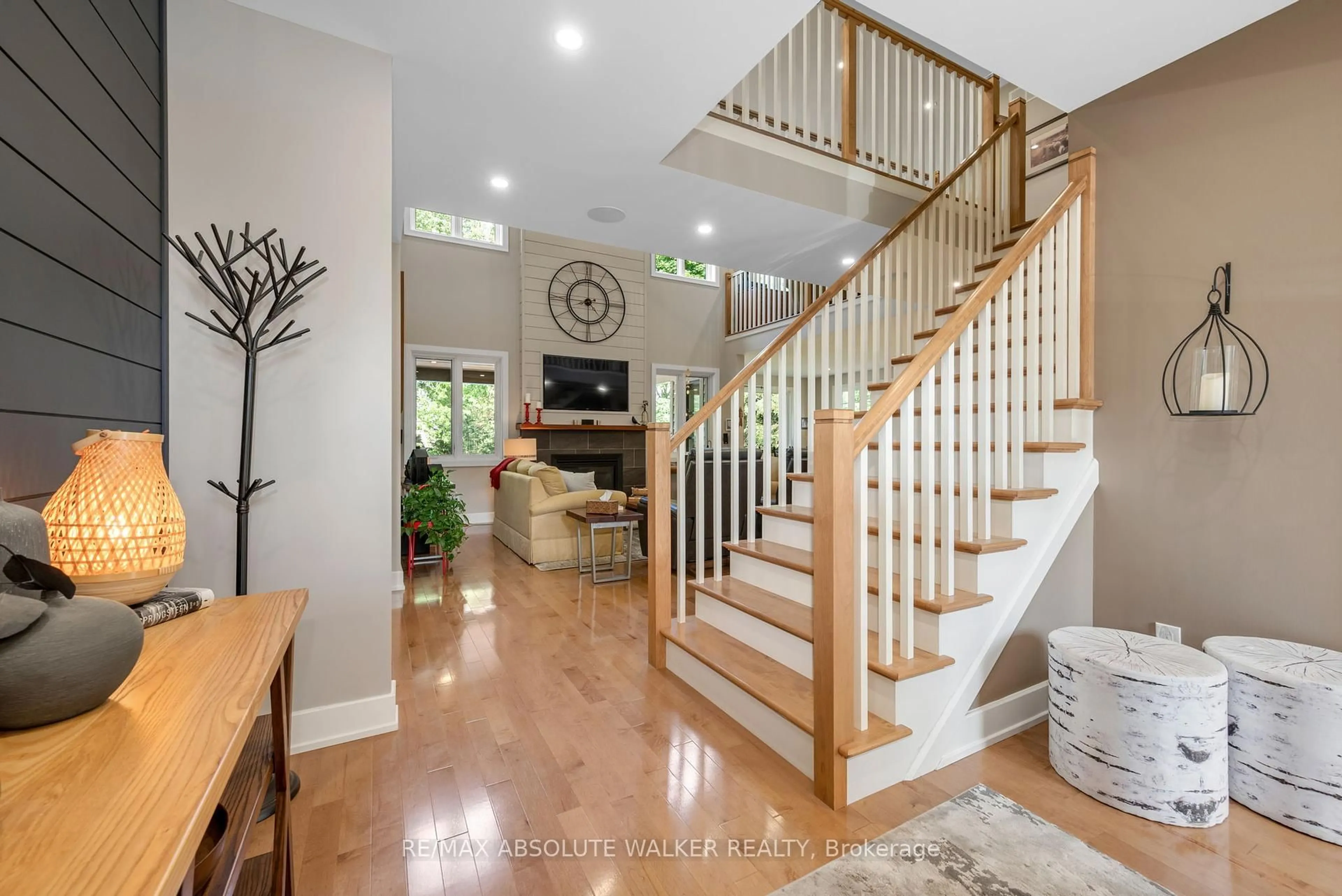 Indoor foyer for 5 Melva Ave, Ottawa Ontario K1T 3W9