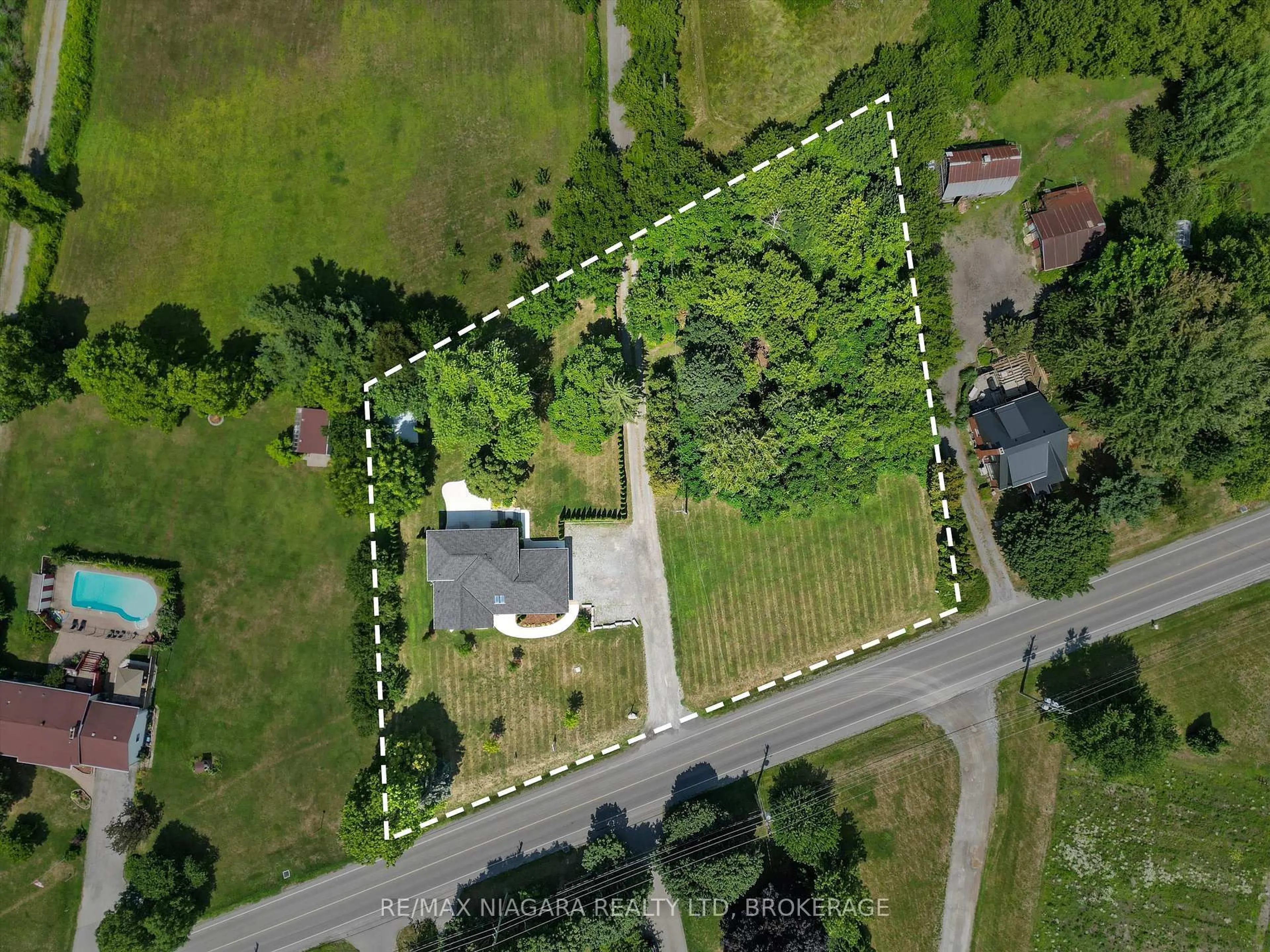 A pic from outside/outdoor area/front of a property/back of a property/a pic from drone, street for 792 Lakeshore Rd, Niagara-on-the-Lake Ontario L0S 1J0