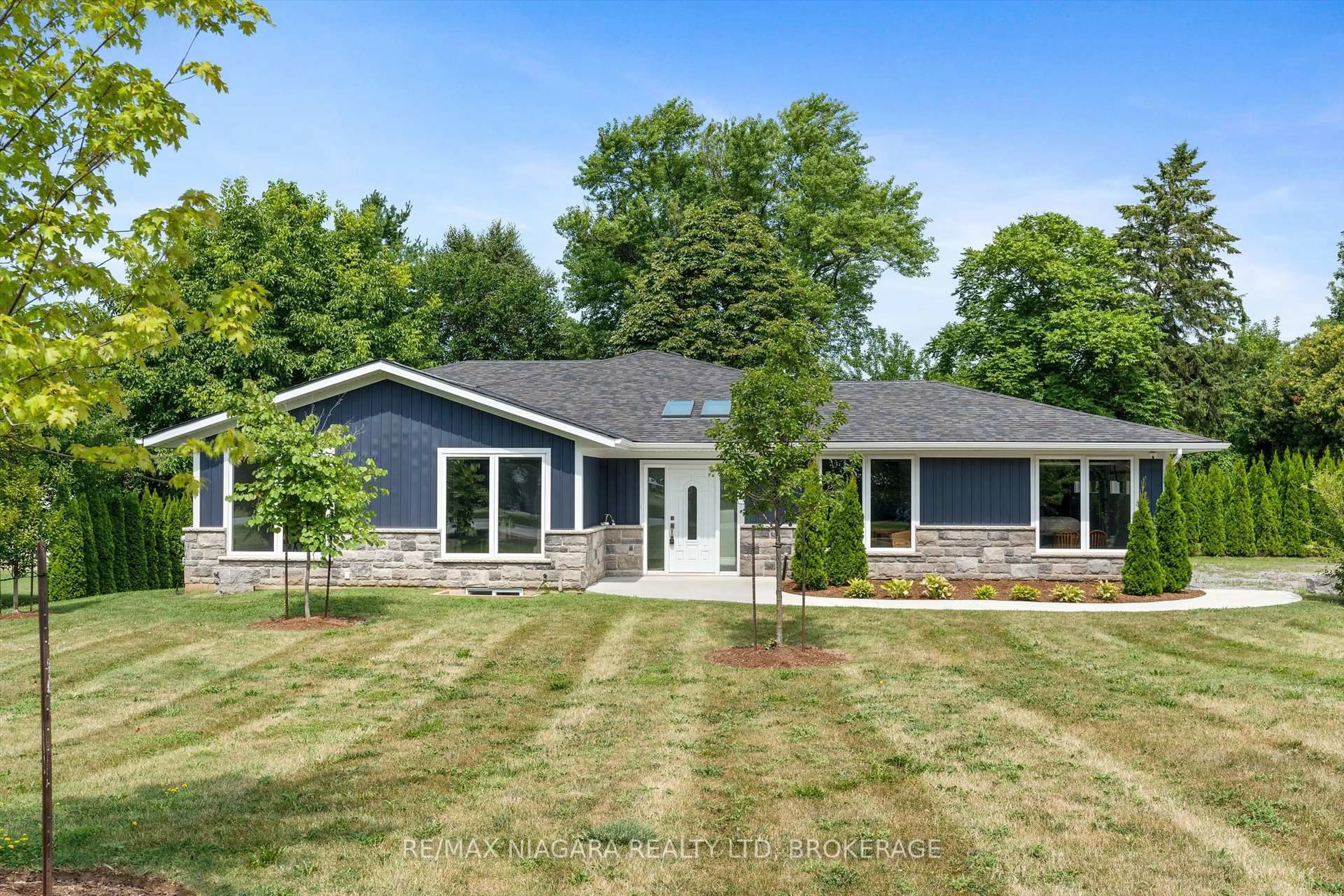 Home with vinyl exterior material, unknown for 792 Lakeshore Rd, Niagara-on-the-Lake Ontario L0S 1J0
