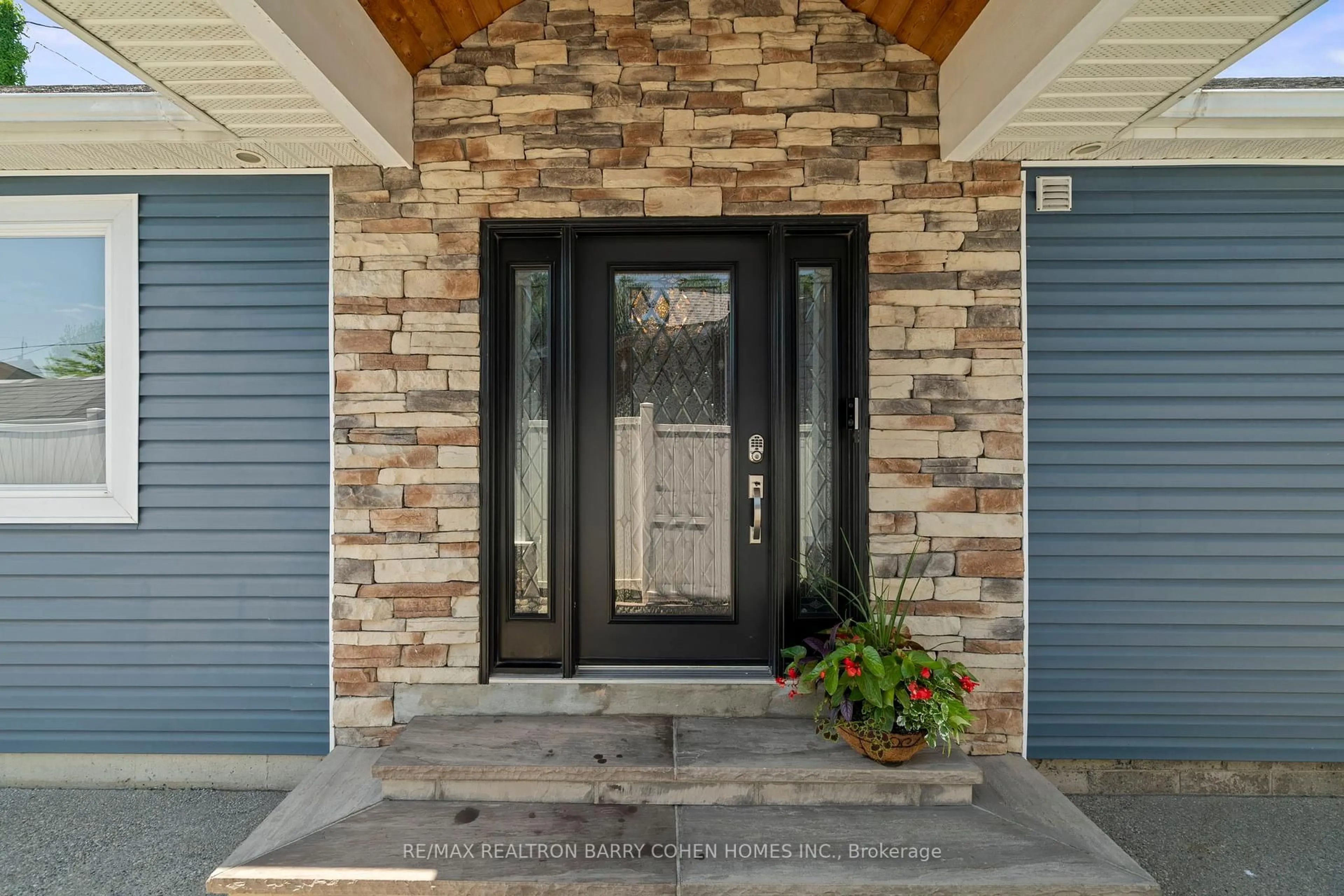 Indoor entryway for 16 Lakeshore Dr, Hamilton Ontario L8E 5C6