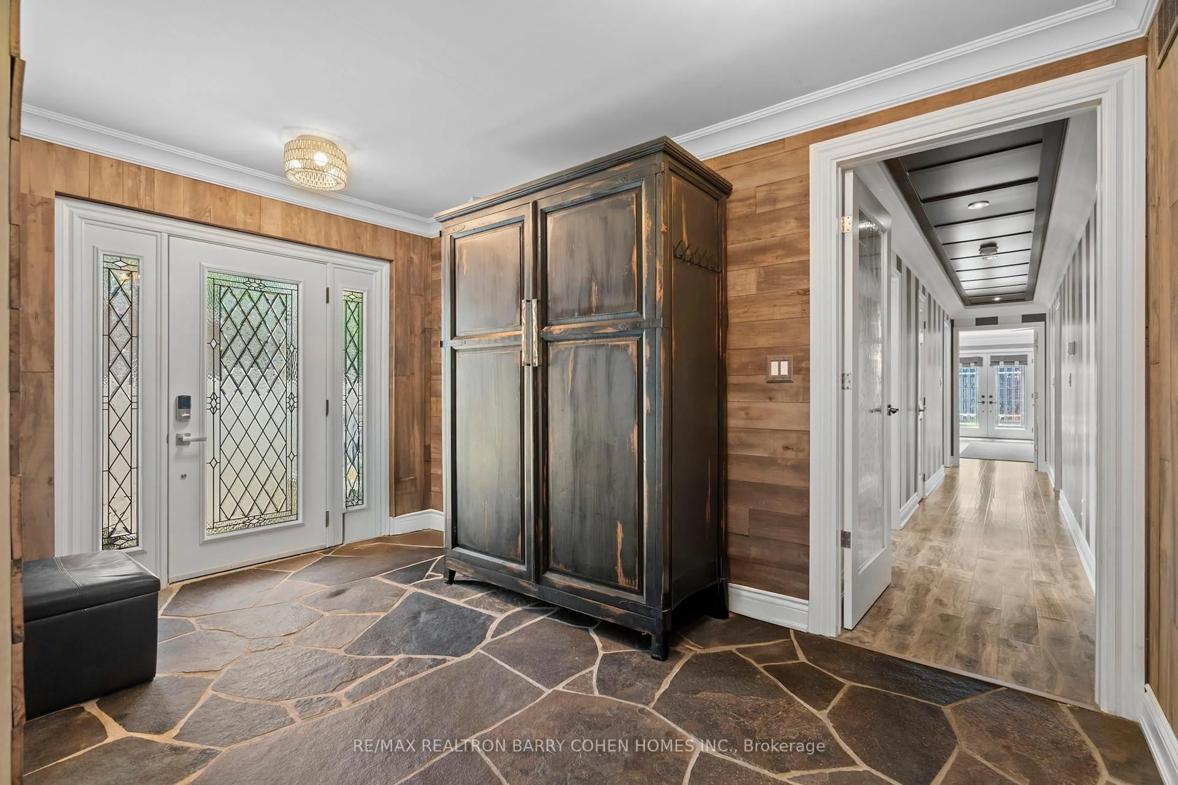 Indoor entryway for 16 Lakeshore Dr, Hamilton Ontario L8E 5C6