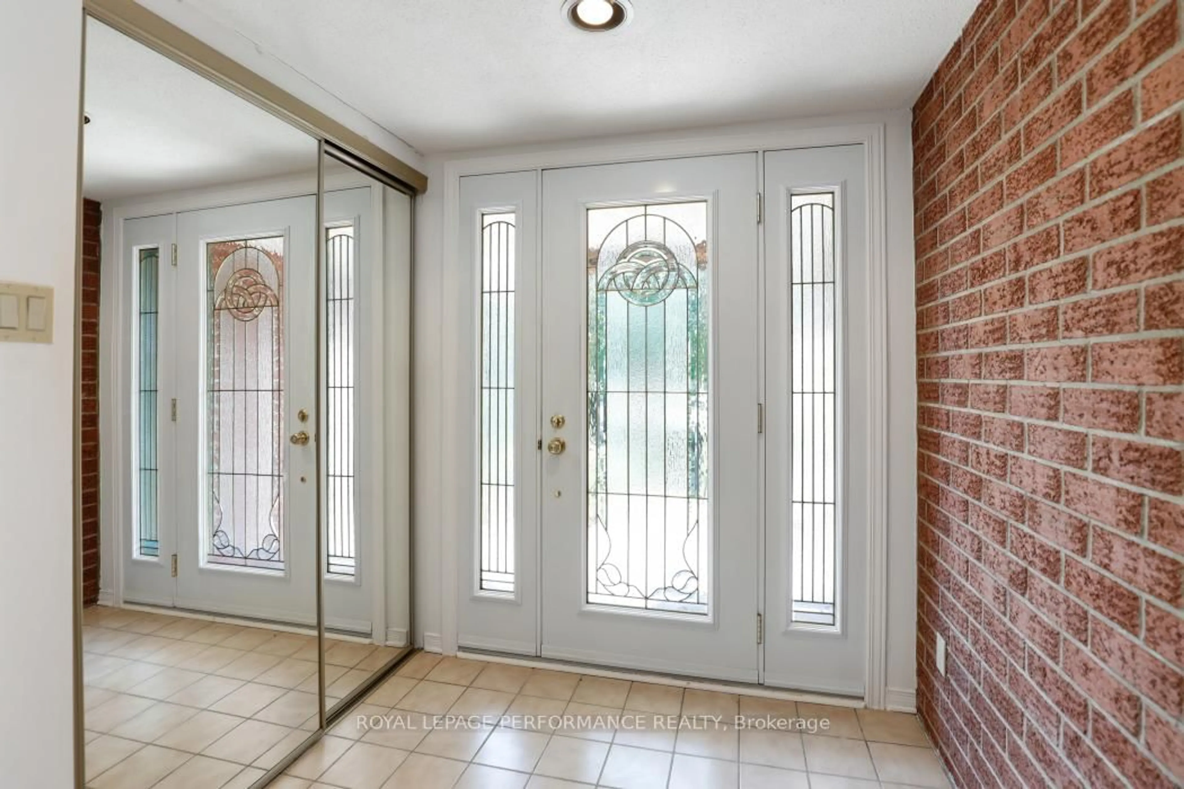 Indoor entryway for 1870 Robinwood Pl, Ottawa Ontario K1C 6L7