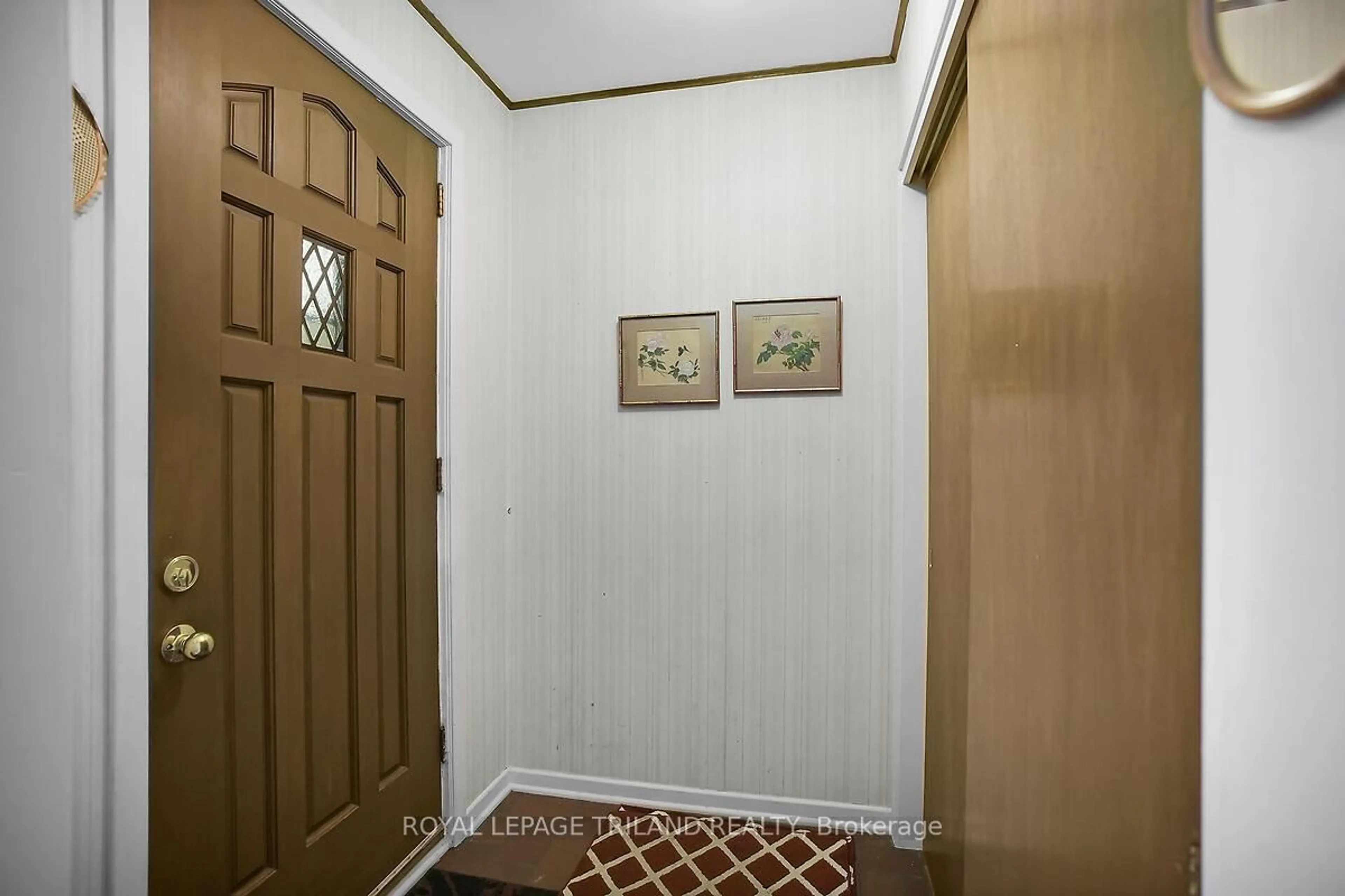 Indoor foyer for 110 Windsor Ave, London South Ontario N6C 1Z9