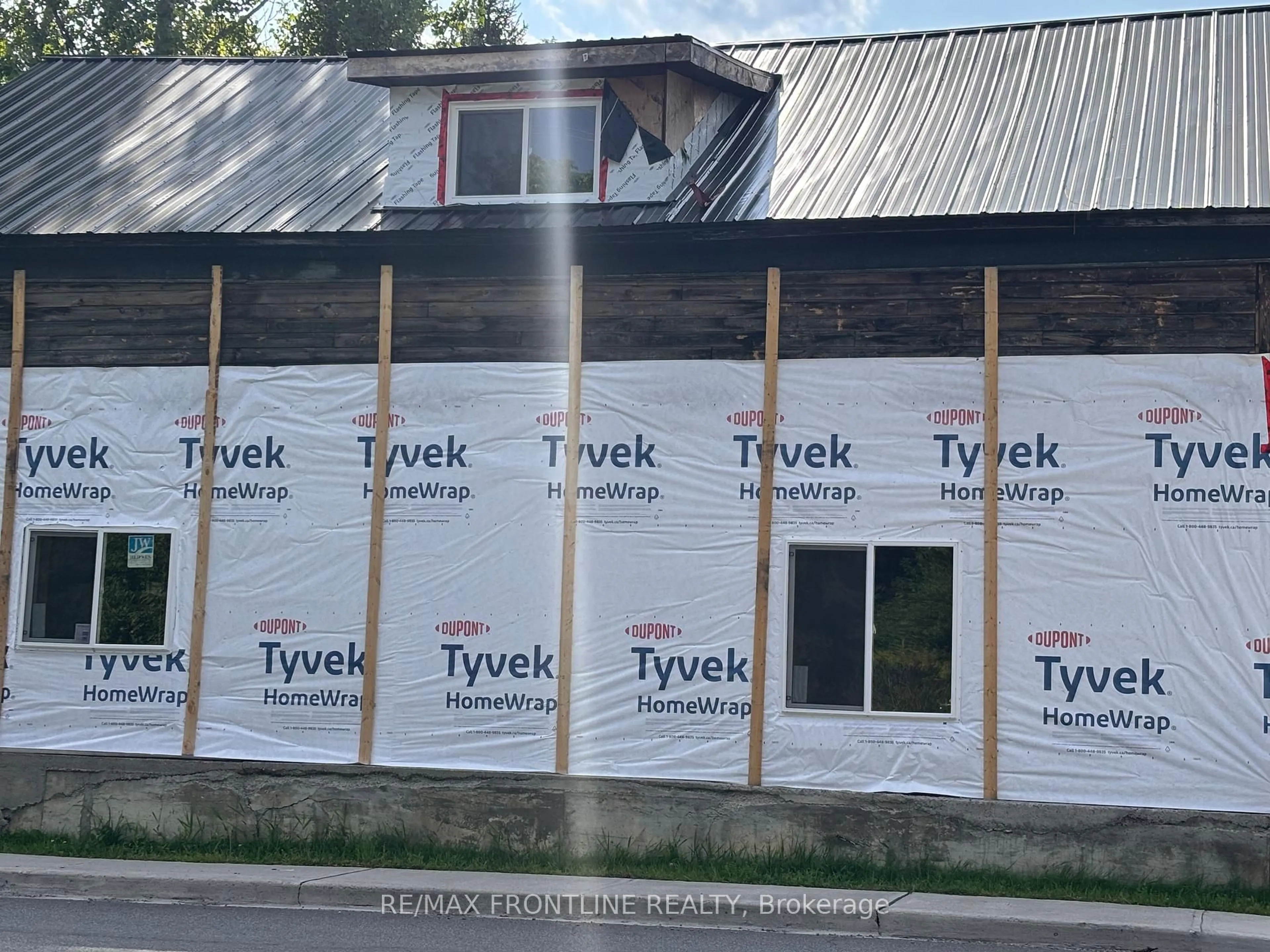 Home with vinyl exterior material, building for 76 South St, Lanark Ontario K0G 1K0