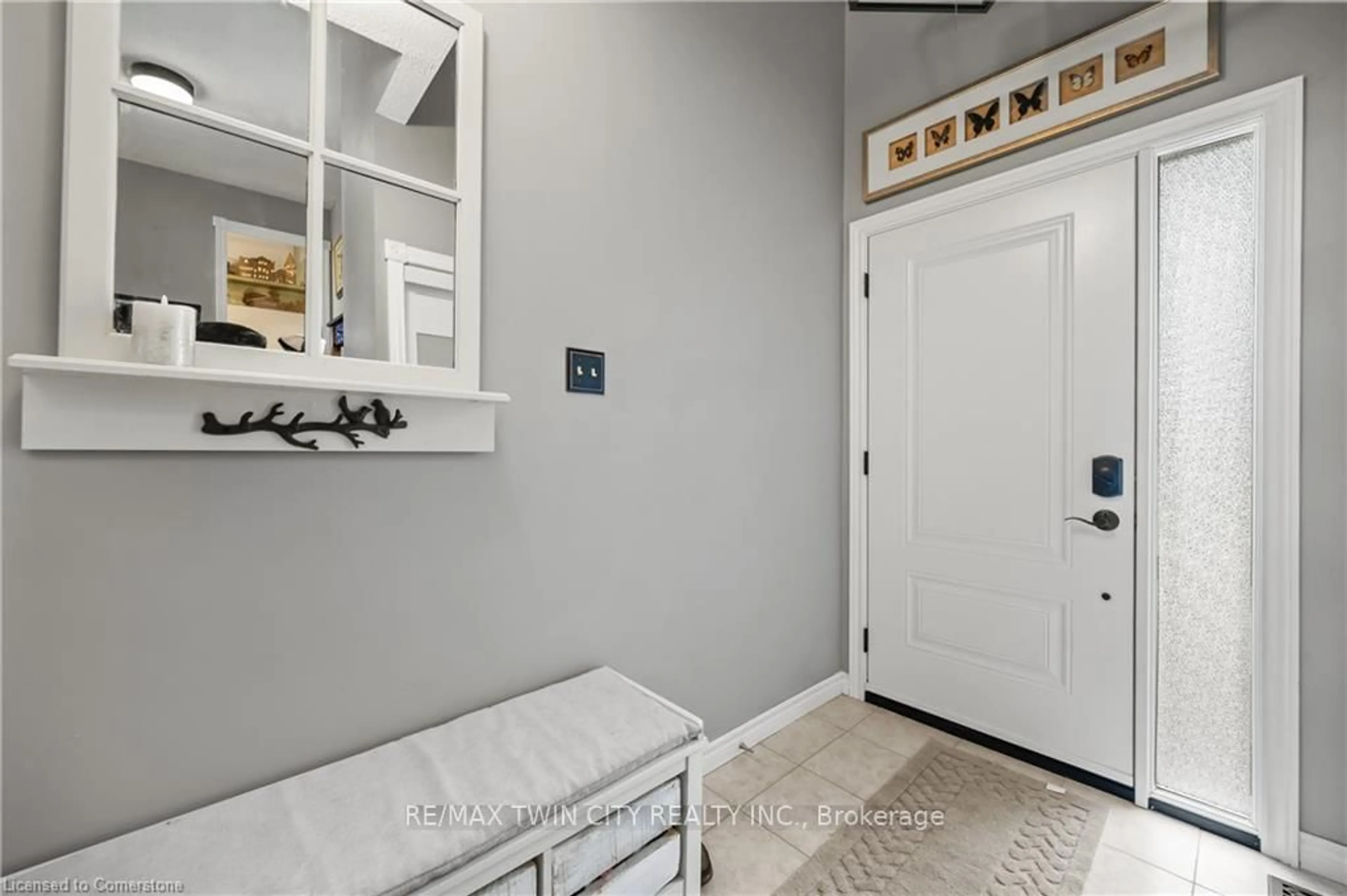 Indoor entryway for 64 Fairgreen Clse, Cambridge Ontario N1T 1T7
