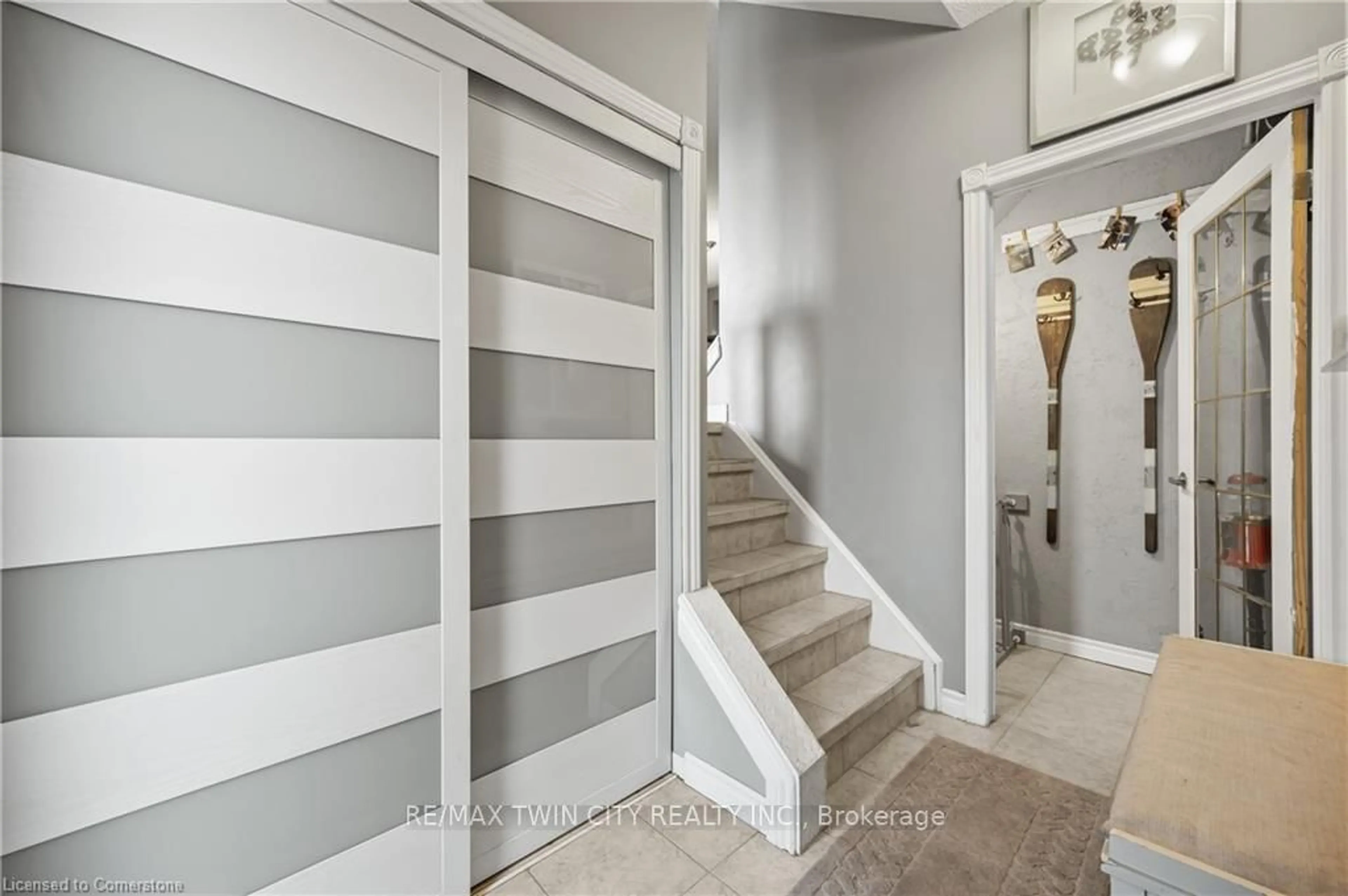 Indoor entryway for 64 Fairgreen Clse, Cambridge Ontario N1T 1T7