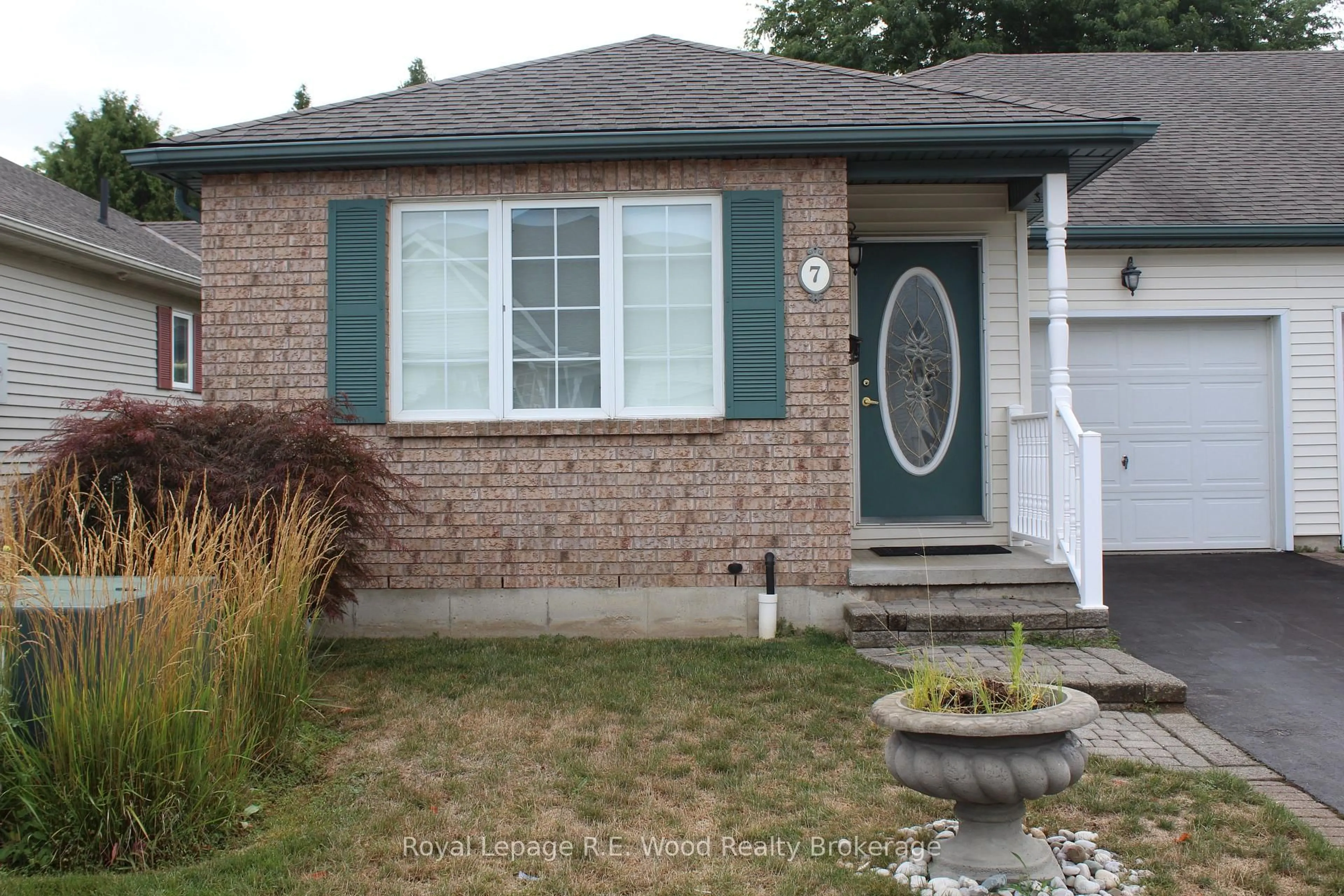 Home with vinyl exterior material, street for 7 Jackson Crt, Tillsonburg Ontario N4G 5R3