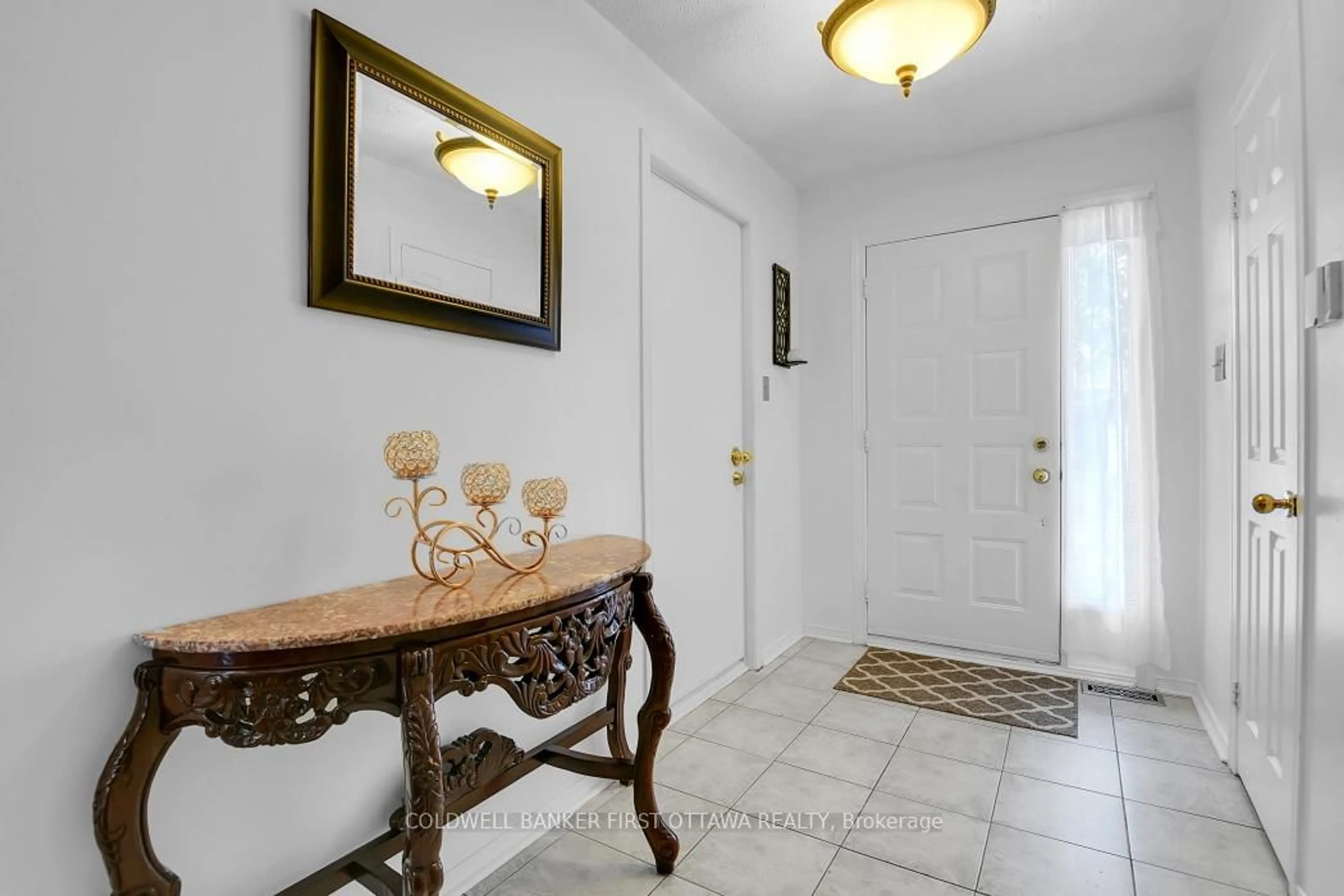 Indoor entryway for 23 MANJU St, Ottawa Ontario K1G 4T9