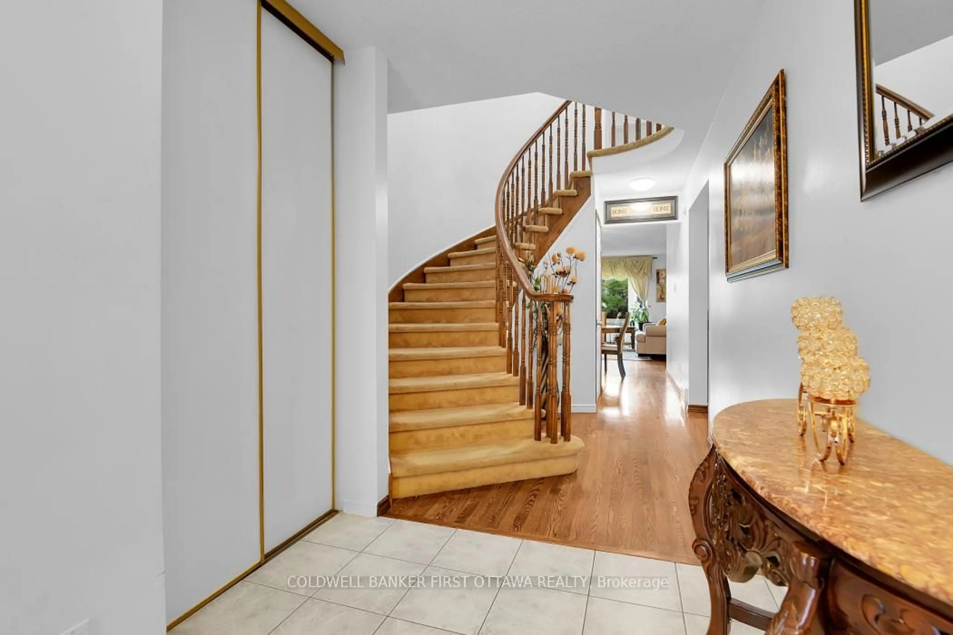 Indoor foyer for 23 MANJU St, Ottawa Ontario K1G 4T9