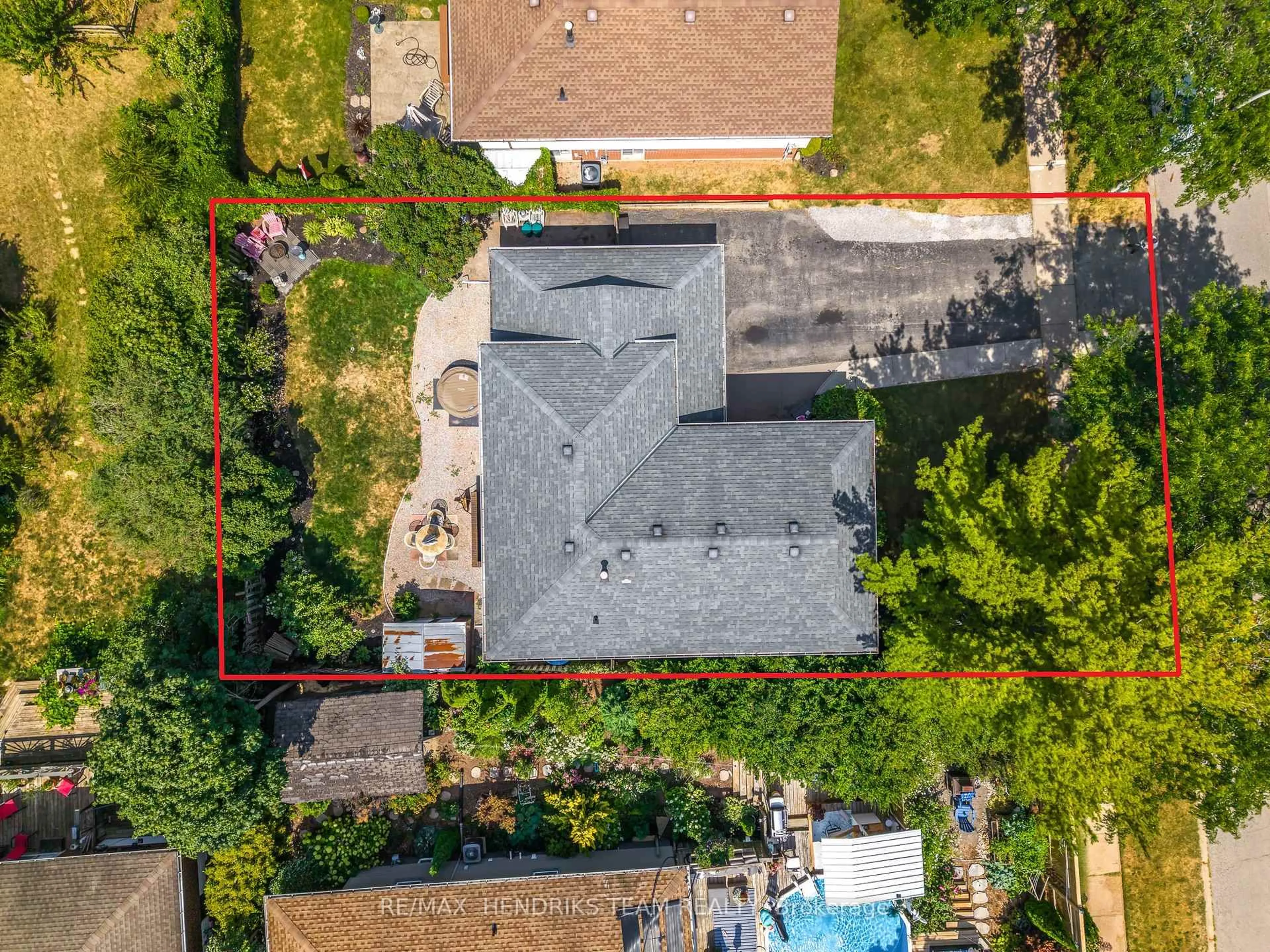 A pic from outside/outdoor area/front of a property/back of a property/a pic from drone, street for 5 Whittaker Ave, Grimsby Ontario L3M 3J2