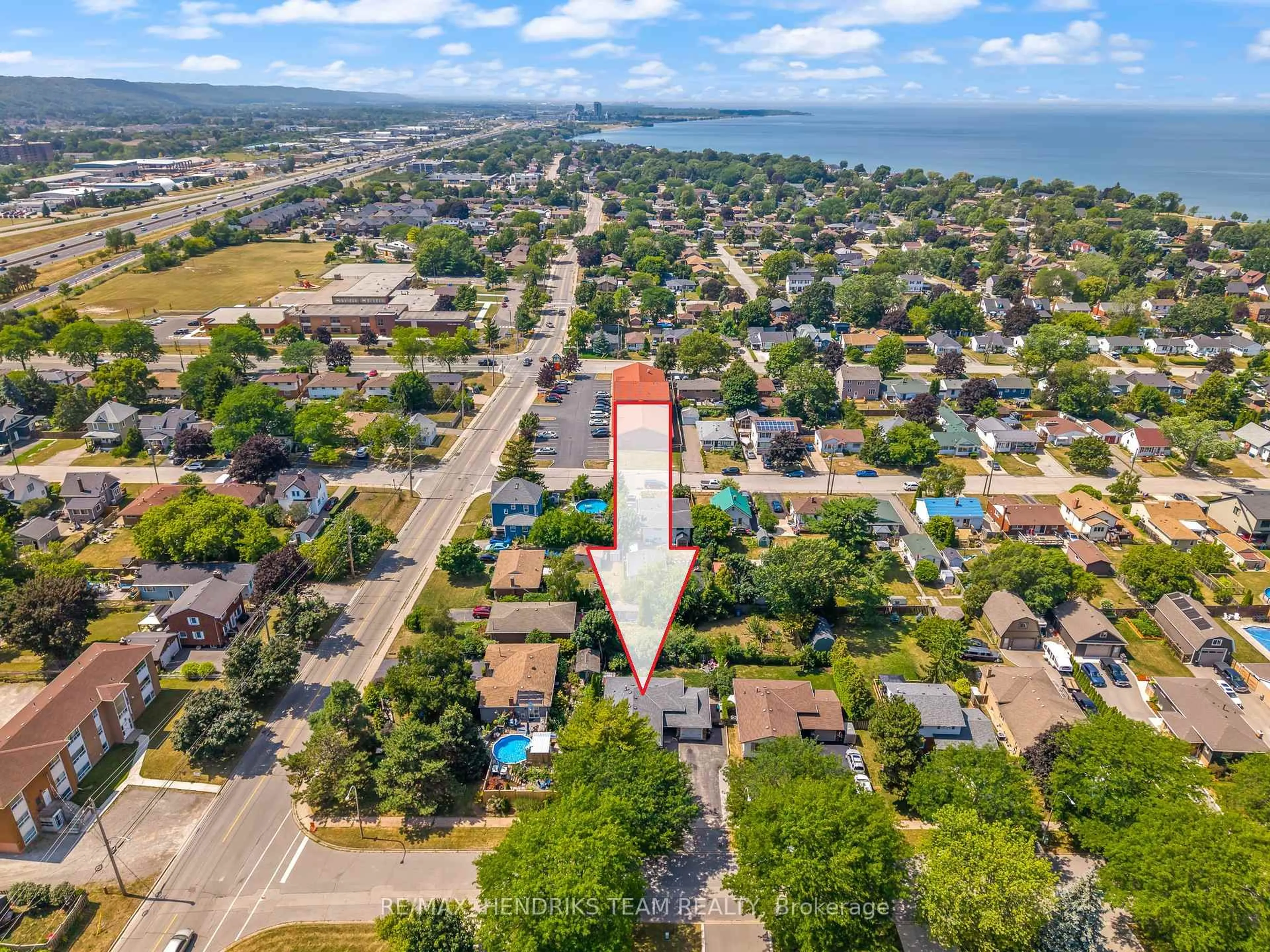 A pic from outside/outdoor area/front of a property/back of a property/a pic from drone, street for 5 Whittaker Ave, Grimsby Ontario L3M 3J2