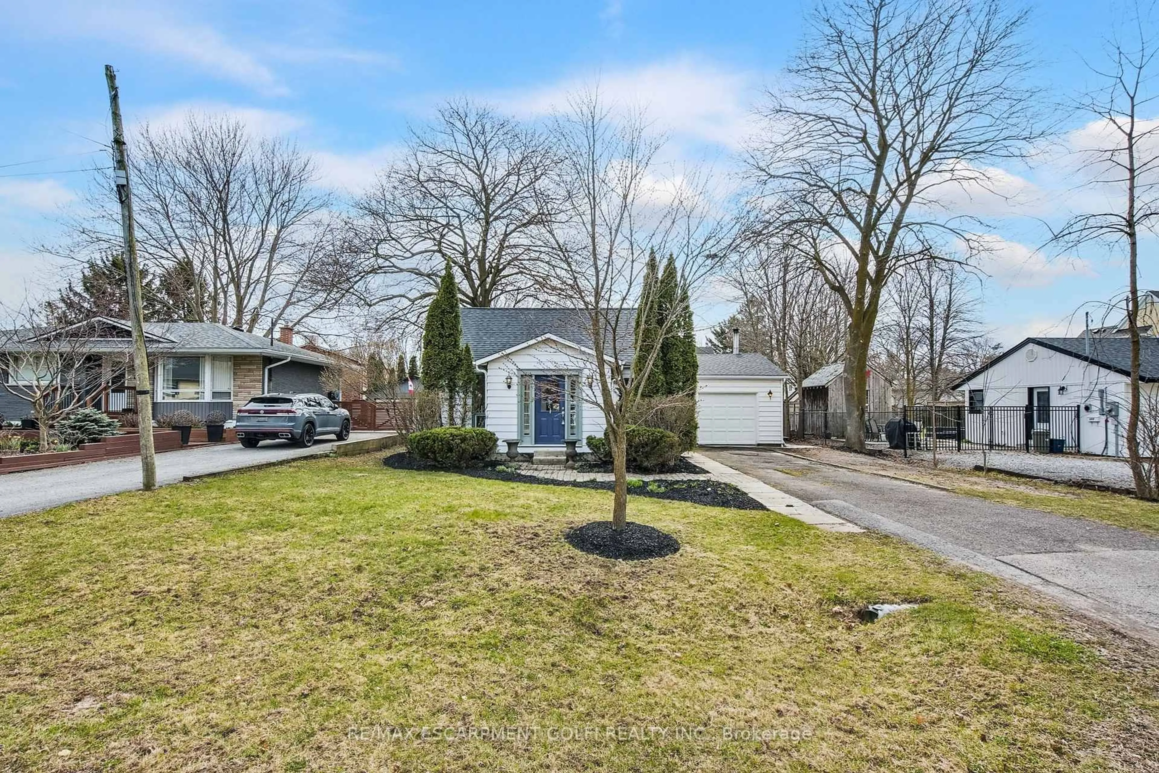 A pic from outside/outdoor area/front of a property/back of a property/a pic from drone, street for 124 Mary St, Niagara-on-the-Lake Ontario L0S 1J0