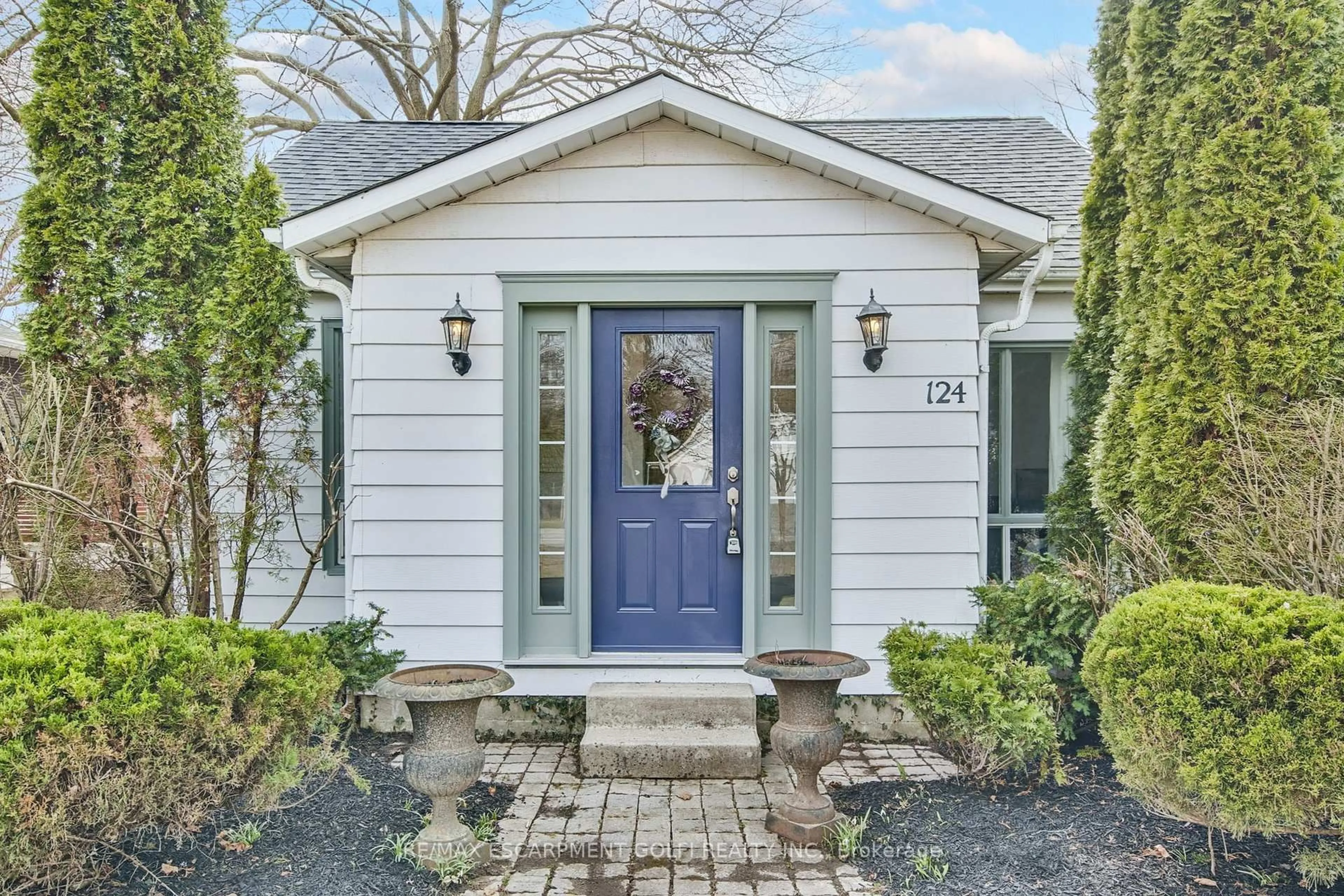 Indoor entryway for 124 Mary St, Niagara-on-the-Lake Ontario L0S 1J0