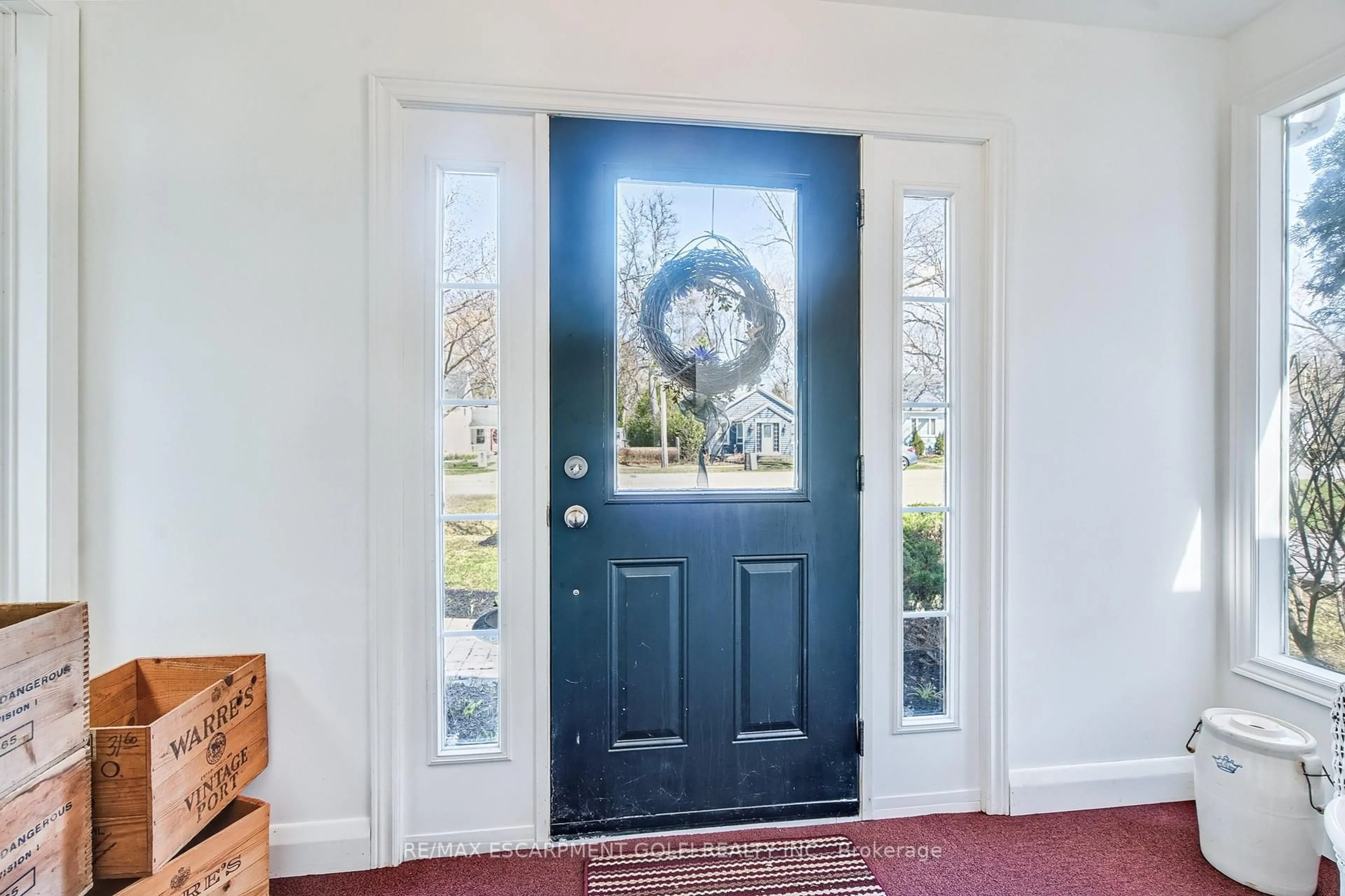 Indoor entryway for 124 Mary St, Niagara-on-the-Lake Ontario L0S 1J0