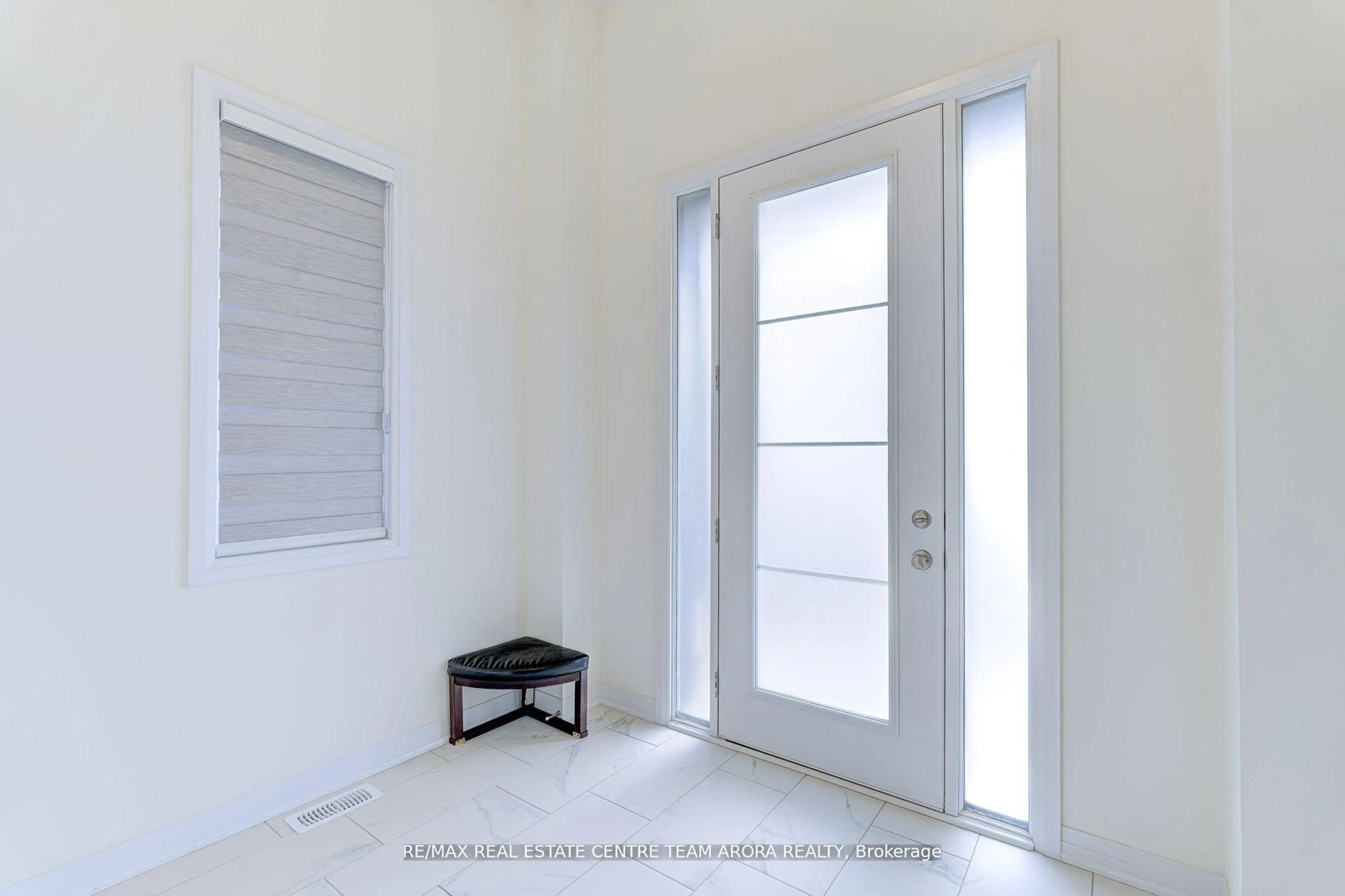 Indoor entryway for 16 Tyler Ave, Erin Ontario N0B 1T0