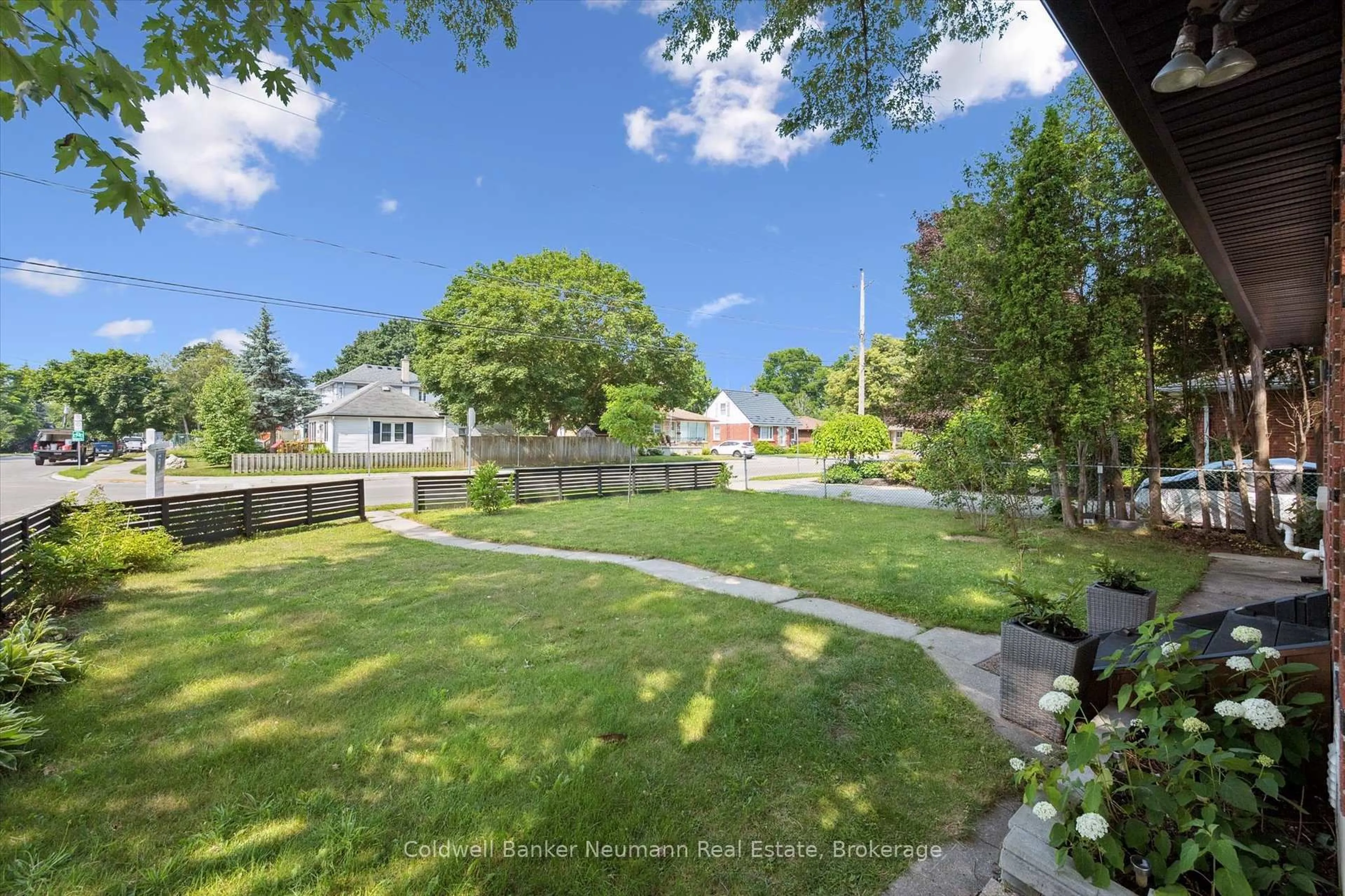 A pic from outside/outdoor area/front of a property/back of a property/a pic from drone, street for 251 Metcalfe St, Guelph Ontario N1E 4Y8