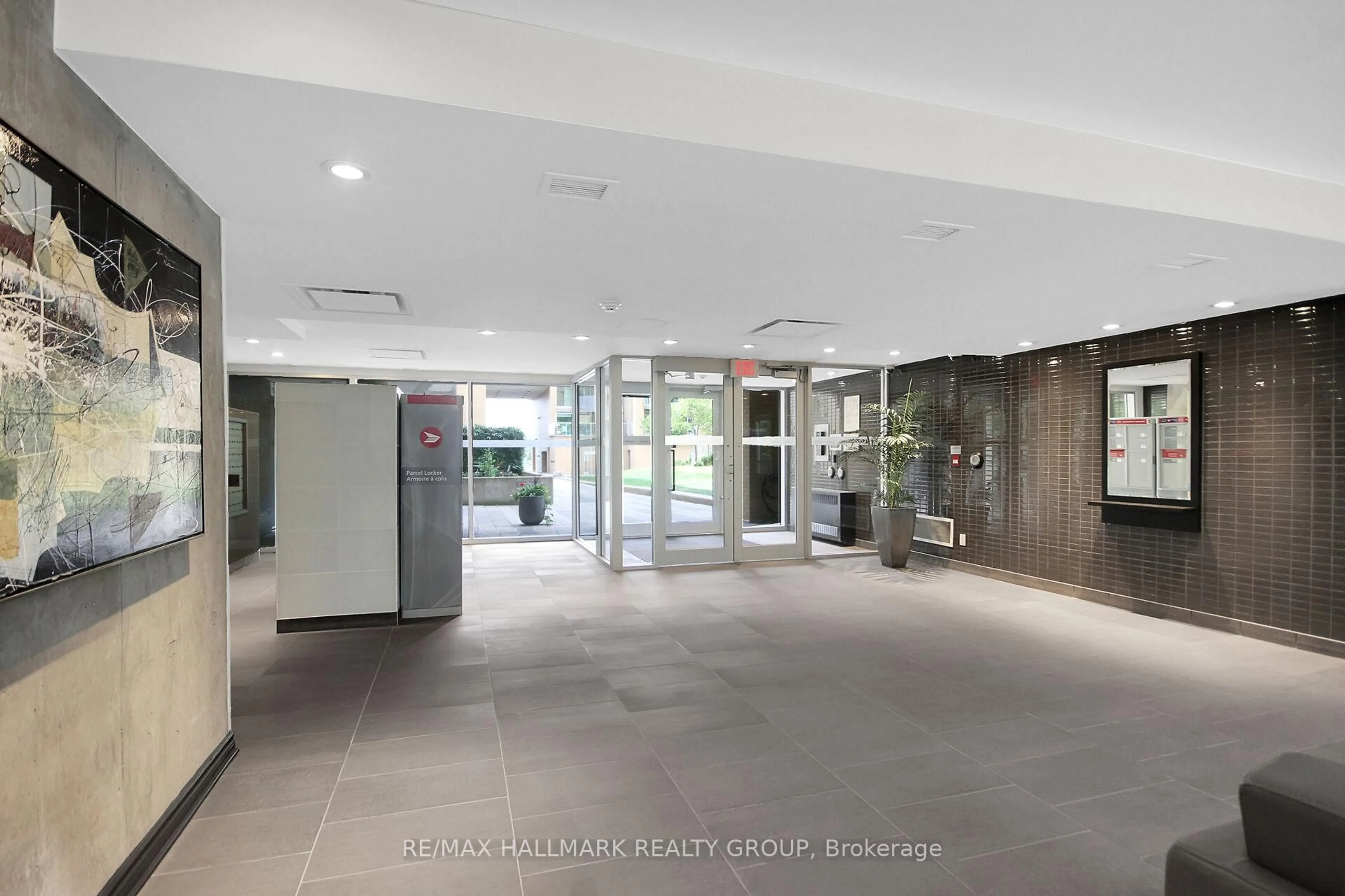 Indoor foyer for 250 Lett St #1306, Ottawa Ontario K1R 0A8