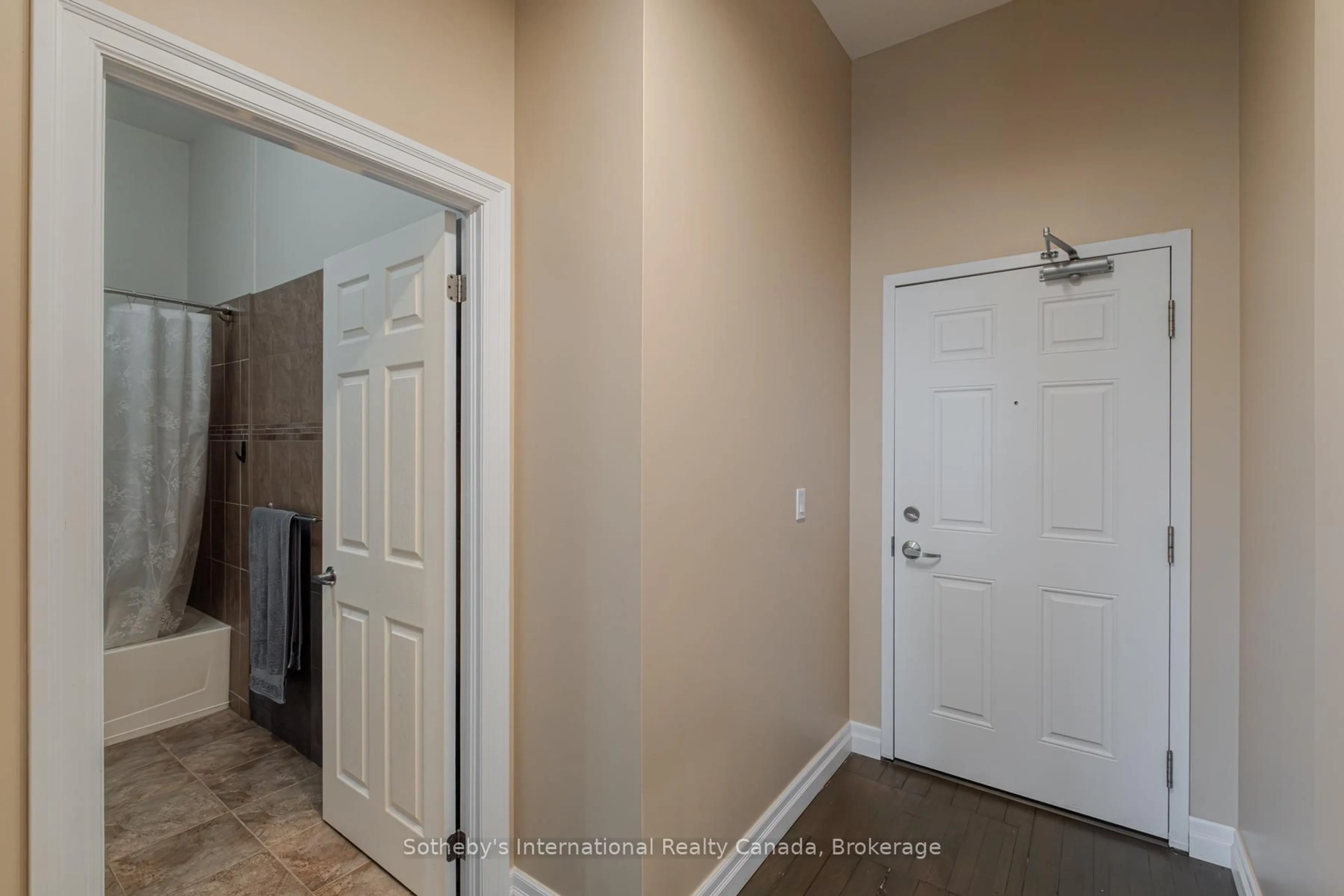 Indoor entryway for 140 West River St #402, Brant Ontario N3L 3E2