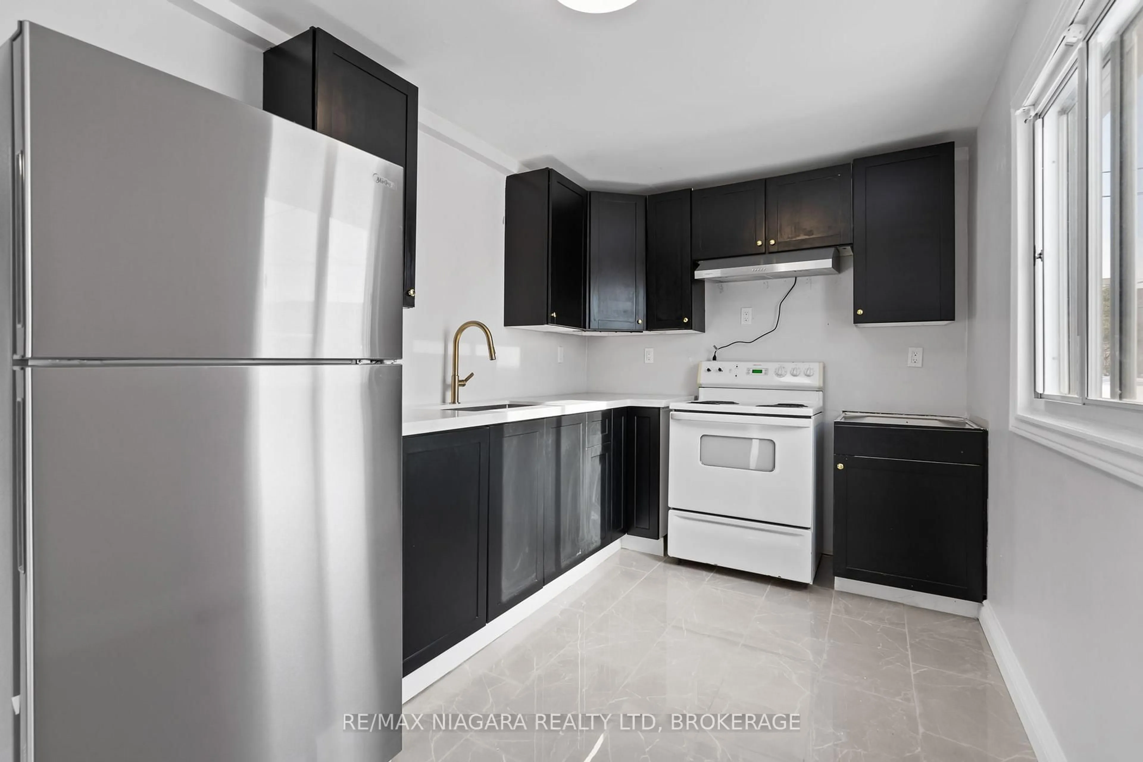 Standard kitchen, ceramic/tile floor for 115 Kinnear St, Port Colborne Ontario L3K 1A8