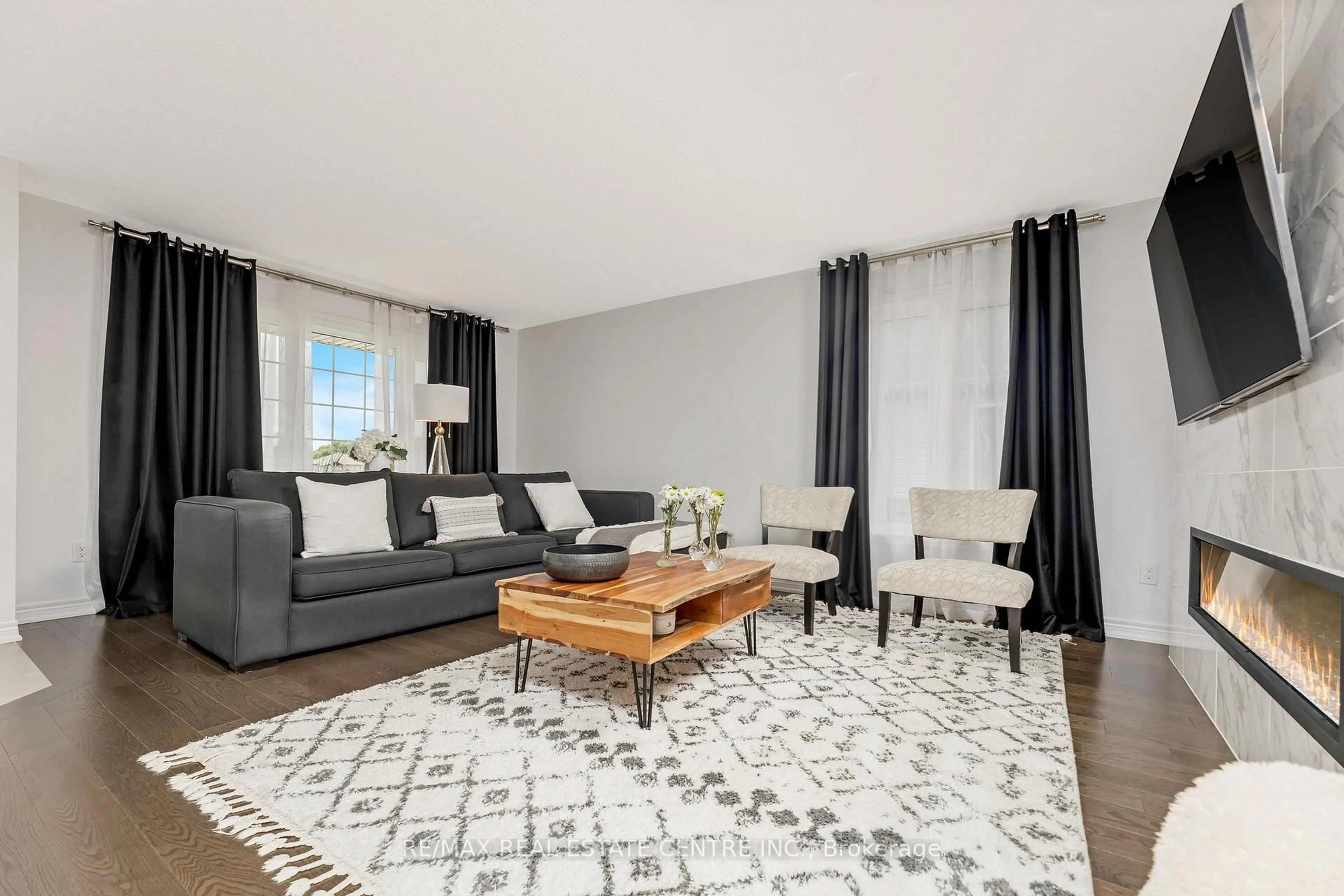 Living room with furniture, unknown for 36 Michelles Way, Haldimand Ontario N0A 1H0