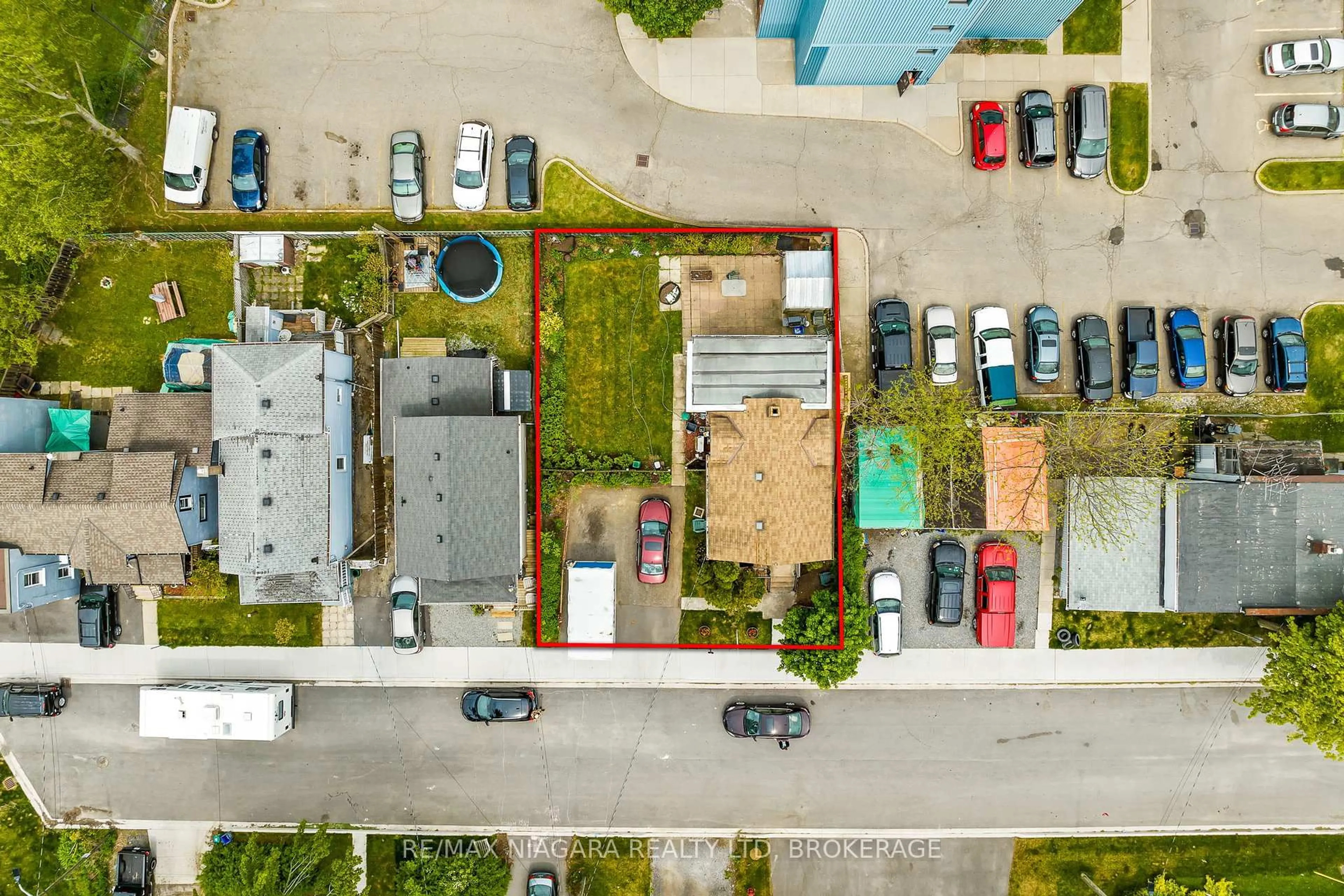 A pic from outside/outdoor area/front of a property/back of a property/a pic from drone, street for 32 State St, Welland Ontario L3B 4K3