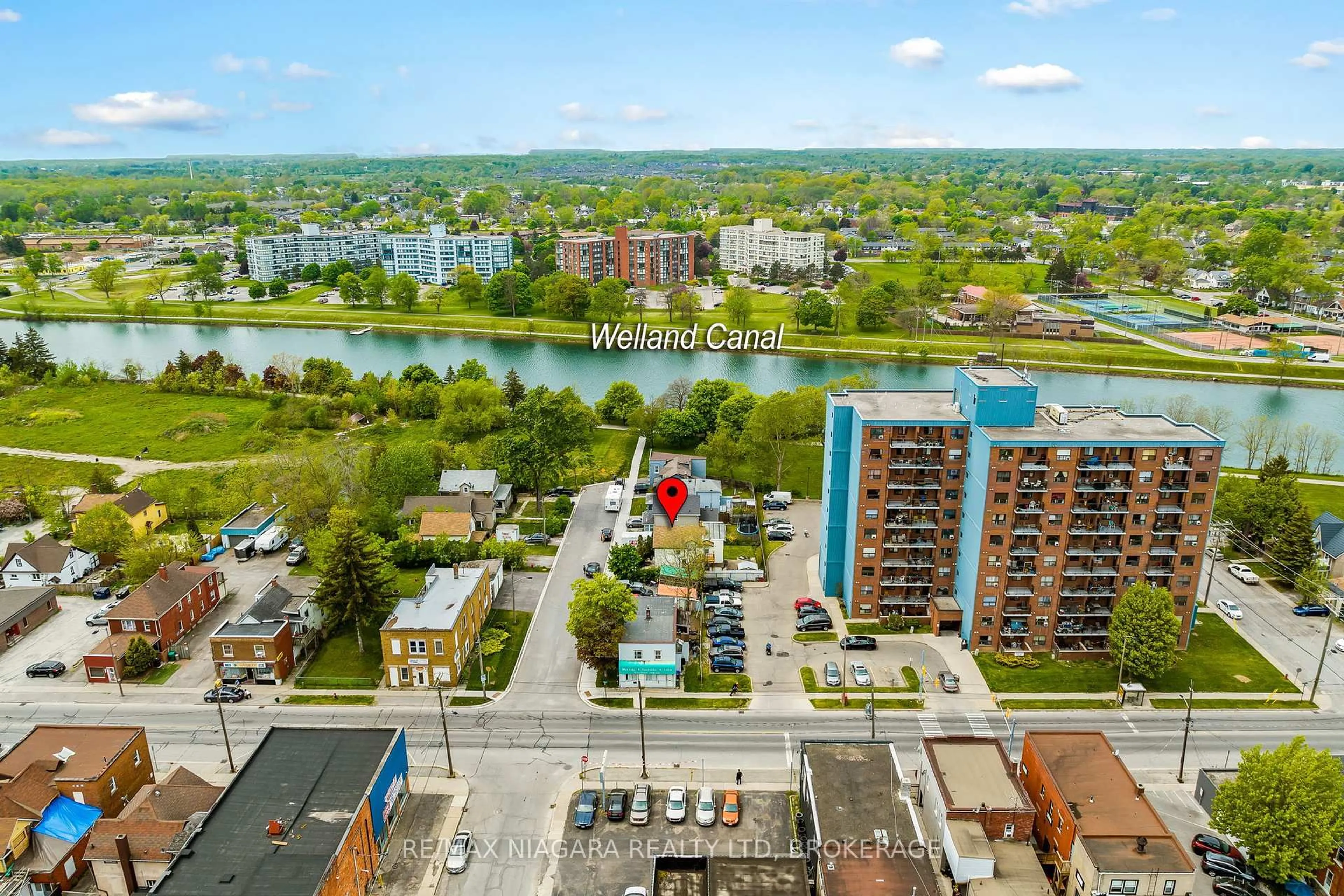 A pic from outside/outdoor area/front of a property/back of a property/a pic from drone, water/lake/river/ocean view for 32 State St, Welland Ontario L3B 4K3
